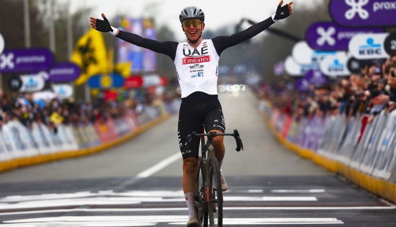 tadej pogacar uae team emirates hizo historia en el tour de flandes 2023 2 790x454