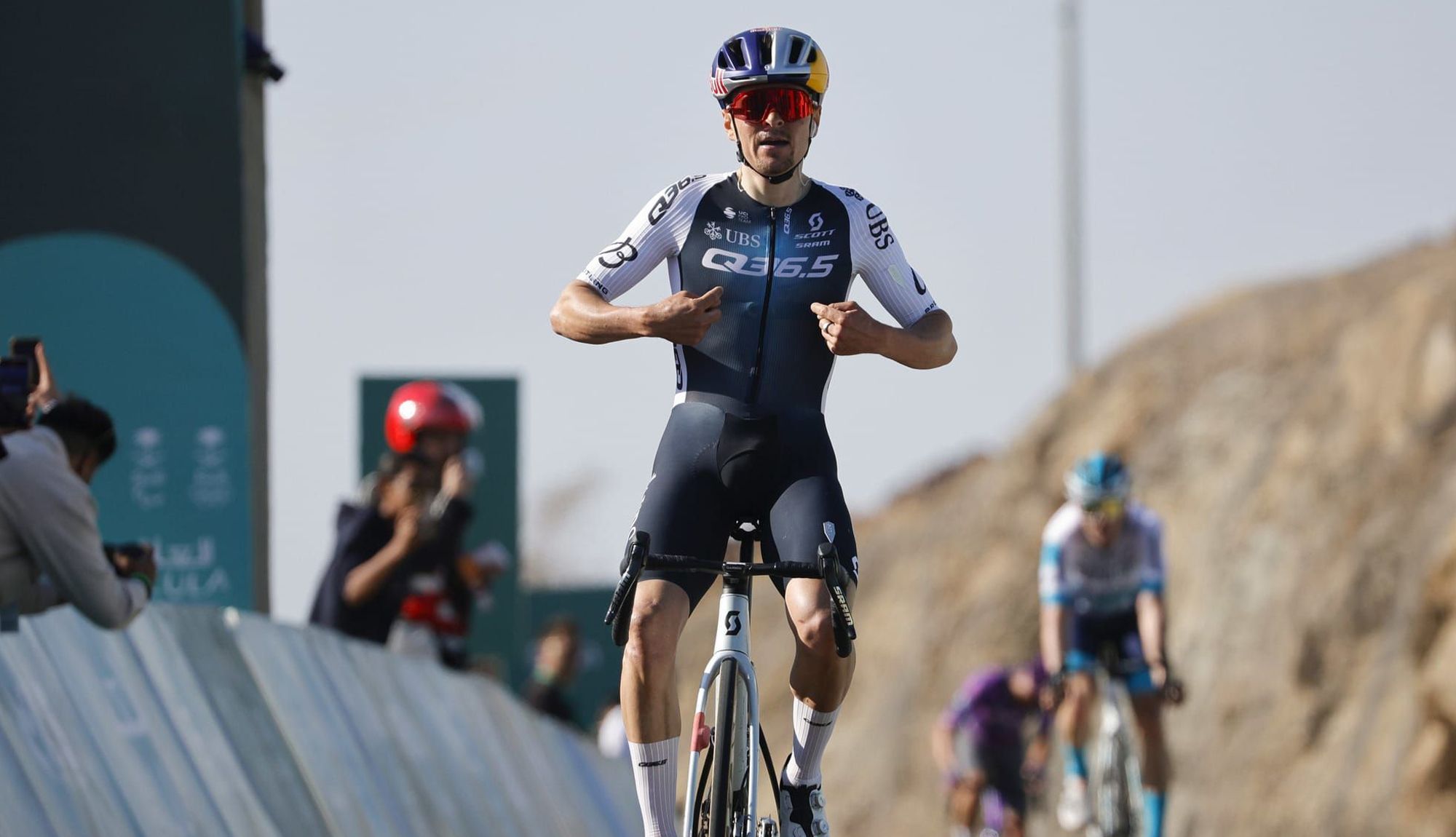 Tom Pidcock celebrando una de sus victorias en el AlUla Tour