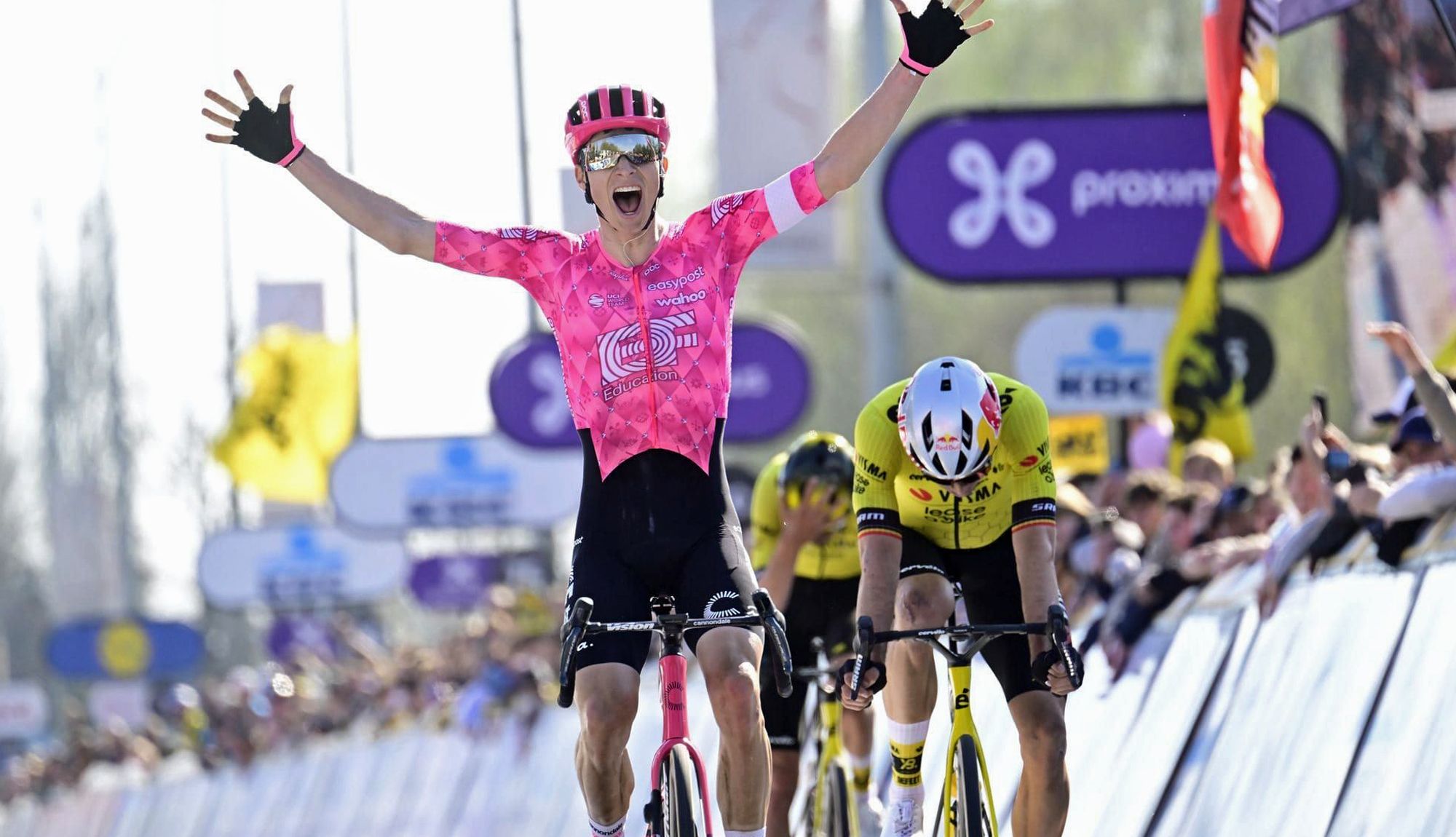 Neilson Powless le roba la cartera a los Visma en A Través de Flandes