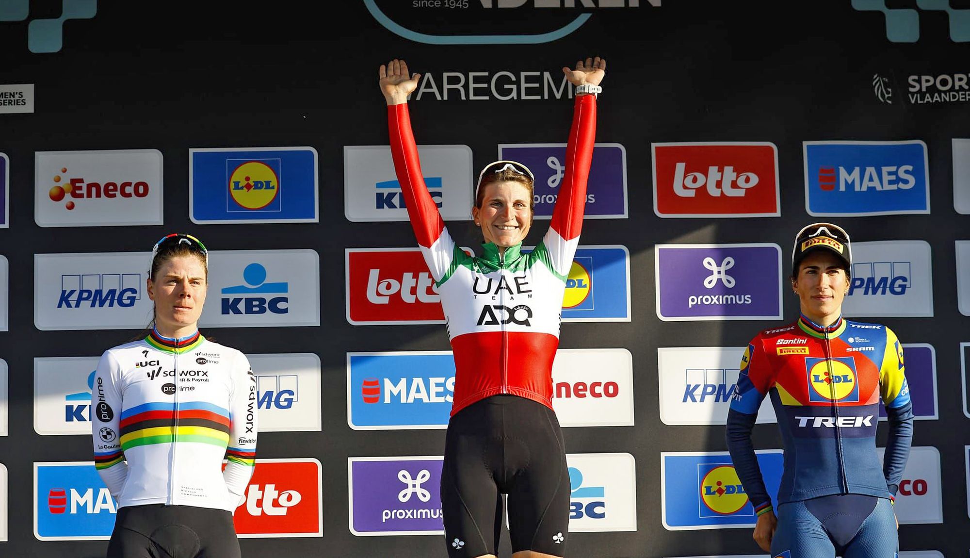 Podio de A Través de Flandes, con Longo Borghini, Kopecky y Balsamo