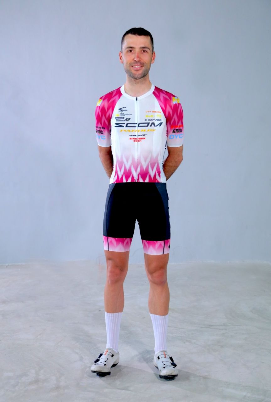 Asier Etxeberria inicia una nueva etapa en el Wuzhishan SCOM MVMT Cycling Team.