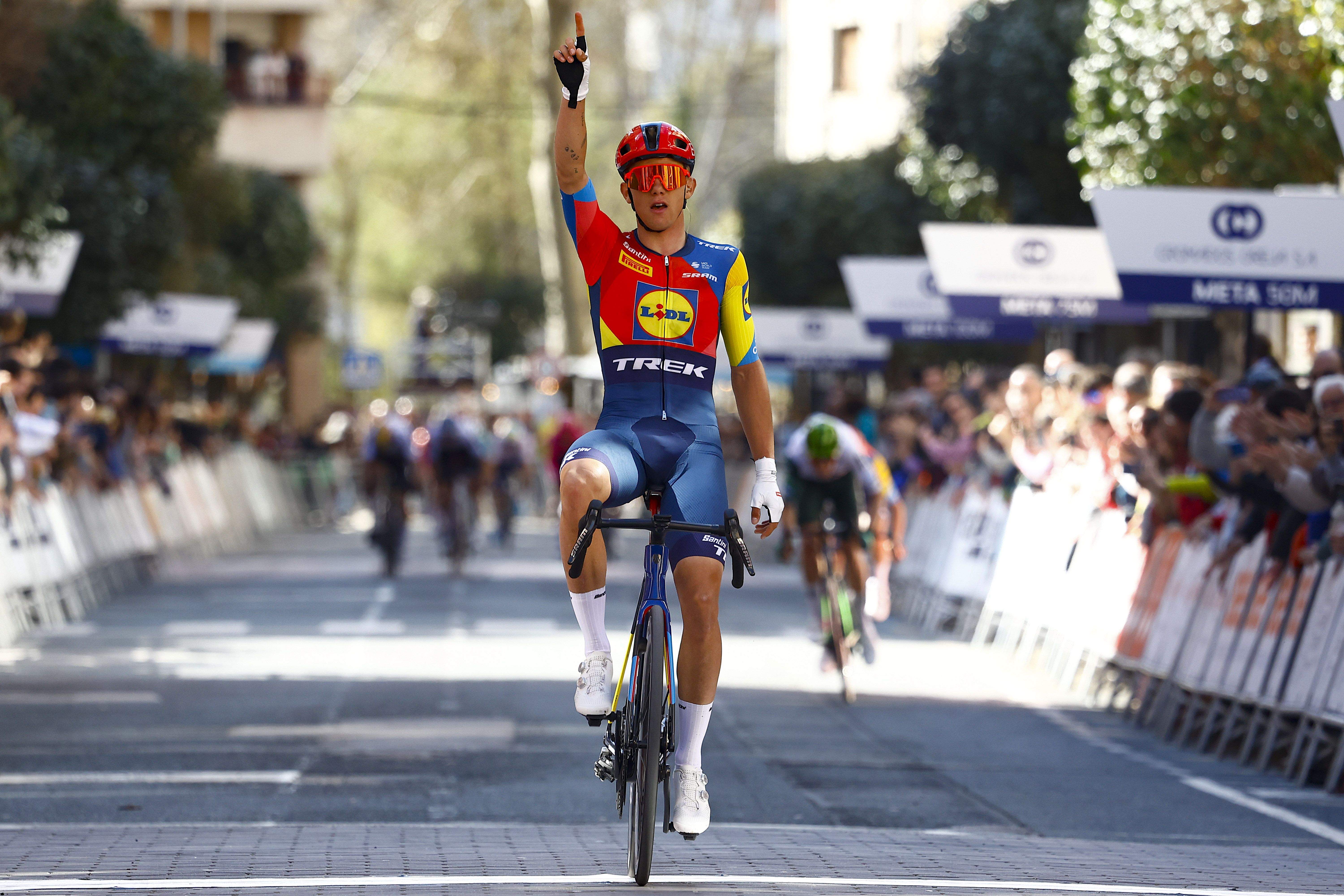 Thibau Nys se apodera del Gran Premio Miguel Induraín 2025 cruzando la línea de meta en solitario.