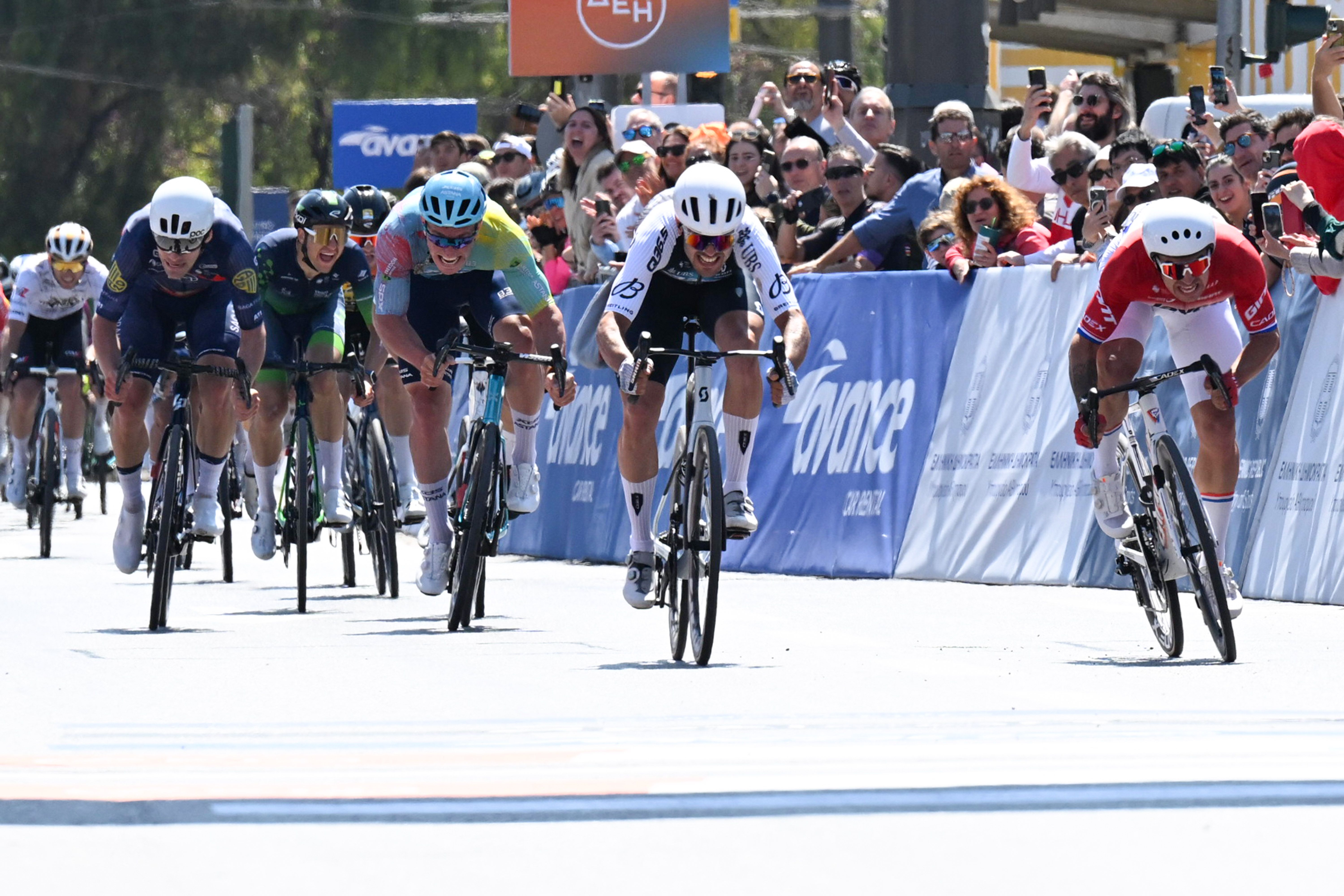 Harold Martín López alza el trofeo de campeón del Tour de Grecia y Moschetti suma su segunda etapa.