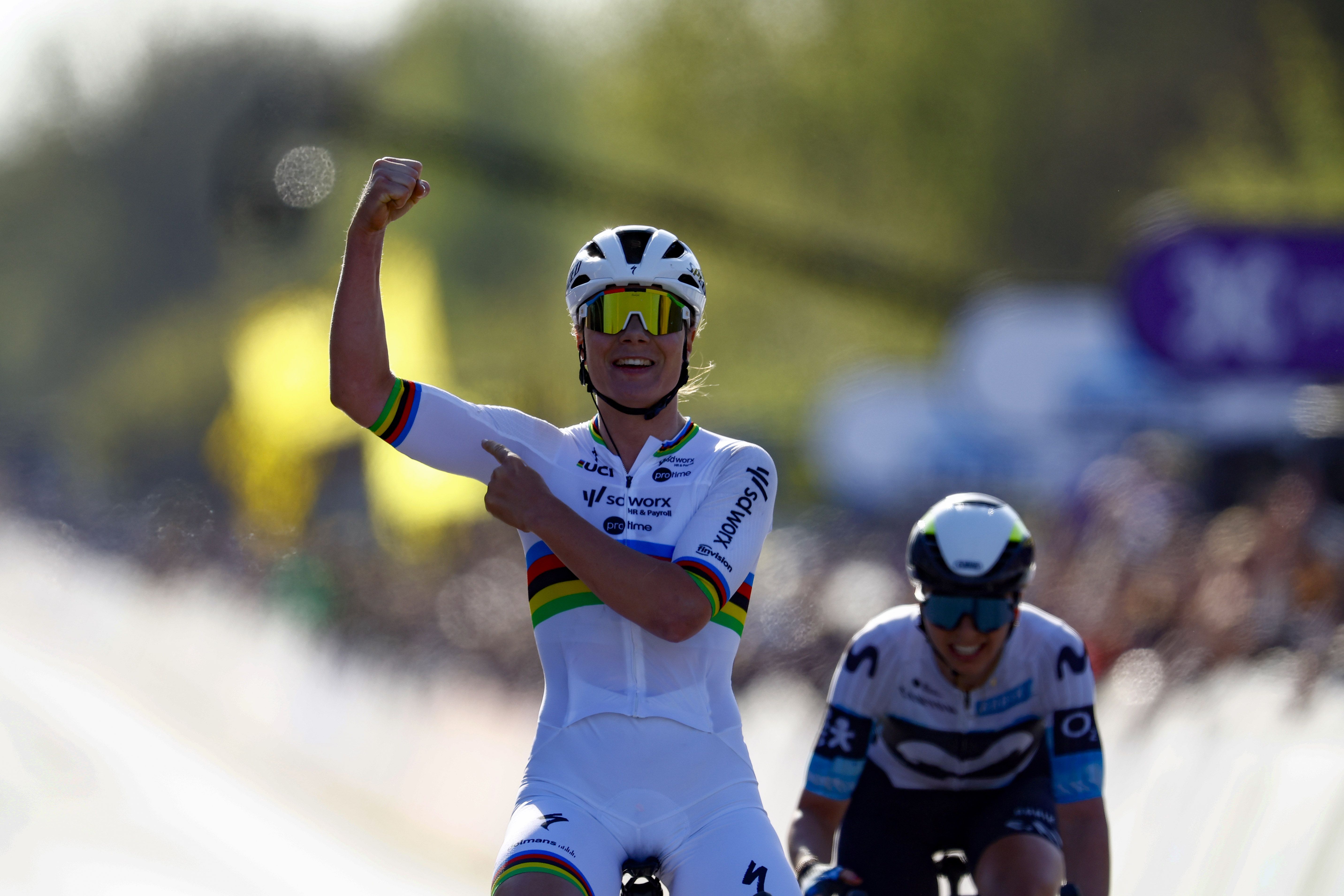 Lotte Kopecky vence al sprint con autoridad y completa la tarde del arcoíris en el Tour de Flandes.