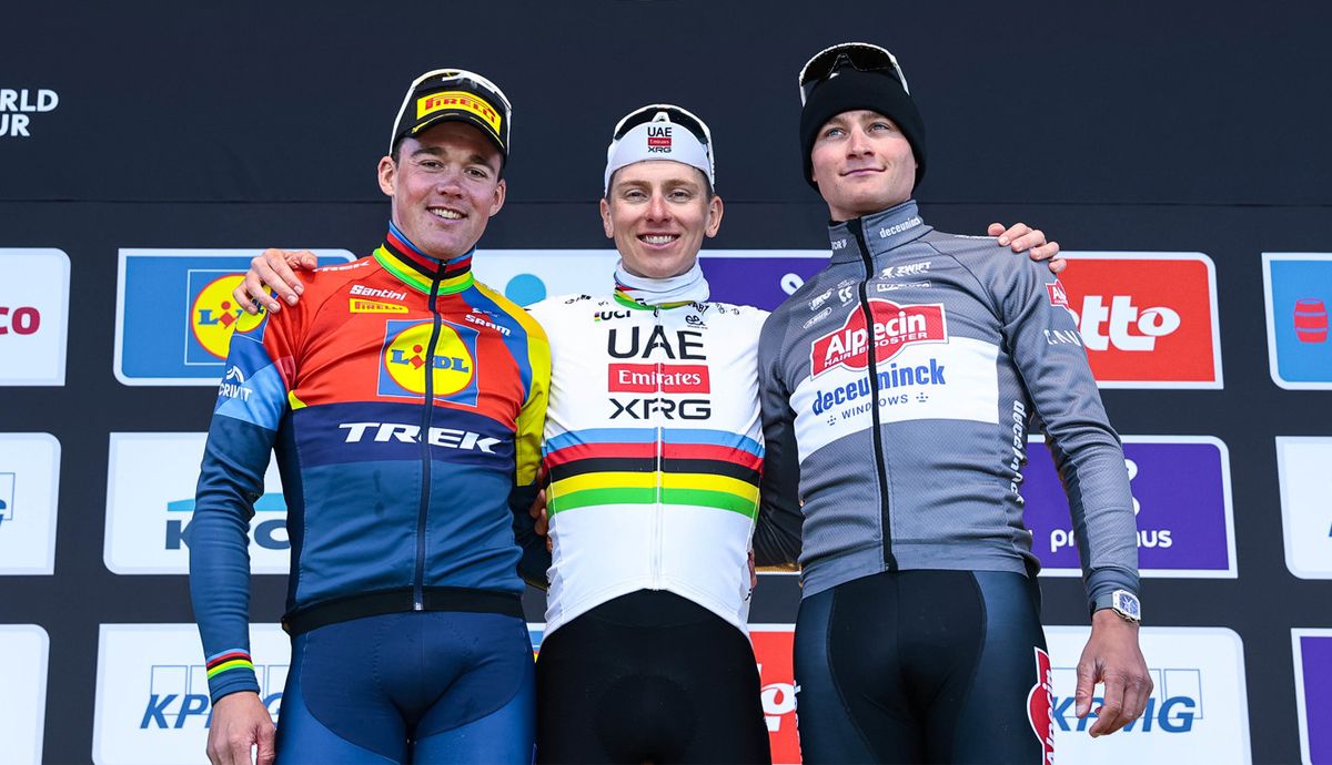 Tadej Pogacar, acompañado por Mads Pedersen y Mathieu van der Poel, en el podio del Tour de Flandes