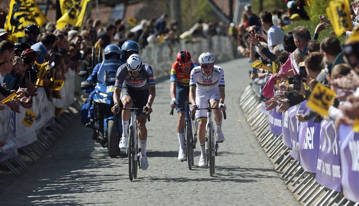 Van der Poel, Pogacar y Pedersen, en una imagen del Tour de Flandes, trío estelar para la París-Roubaix