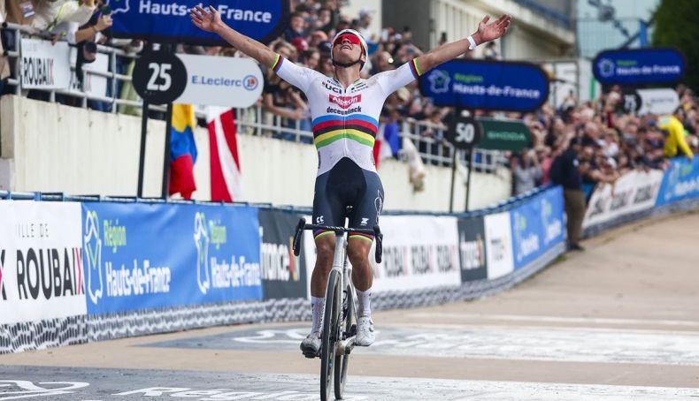 mathieu van der poel alpecin deceuninck levanto los brazos en el velodromo de roubaix 2 790x454
