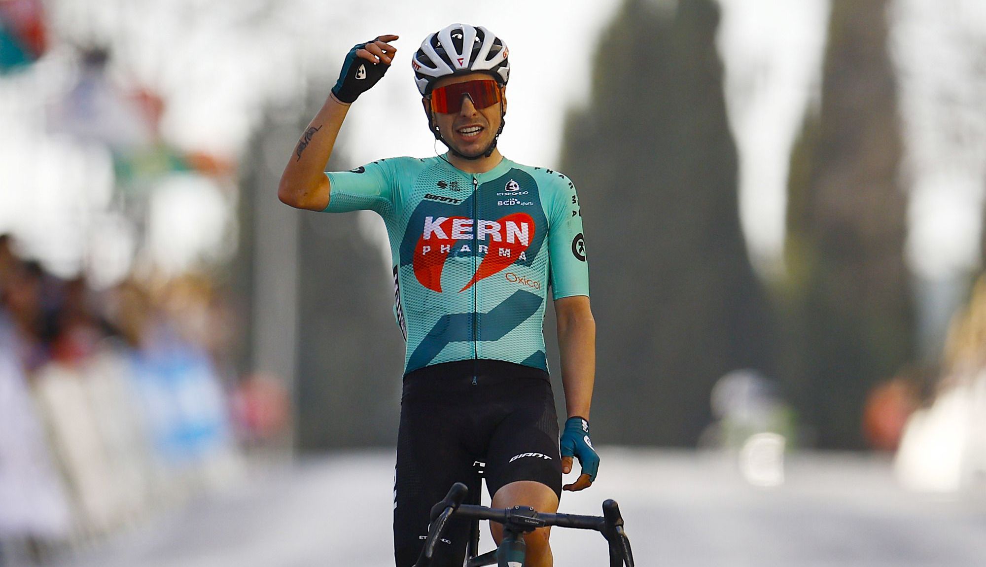 Ibon Ruiz celebrando su tercer puesto en la pasada Clásica de Jaén. Foto: Rafa Gómez (Sprint Cycling Agency)