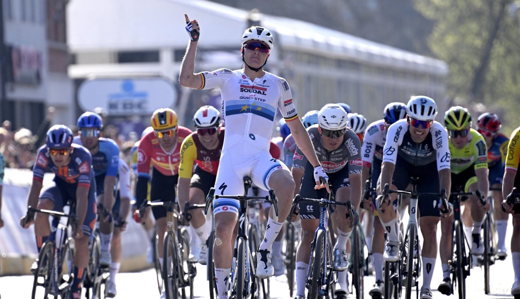 Tim Merlier repite victoria en el Gran Premio Escalda