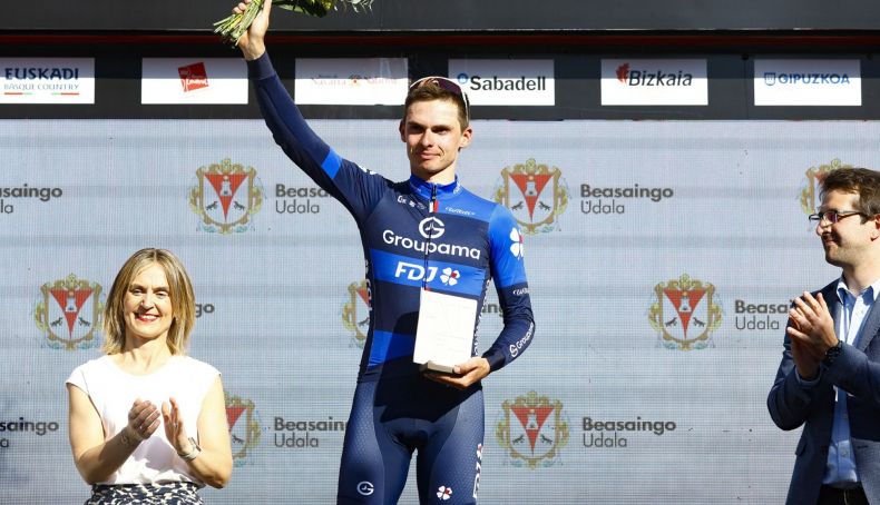 Romain Grégoire, en el podio como ganador de la 3ª etapa