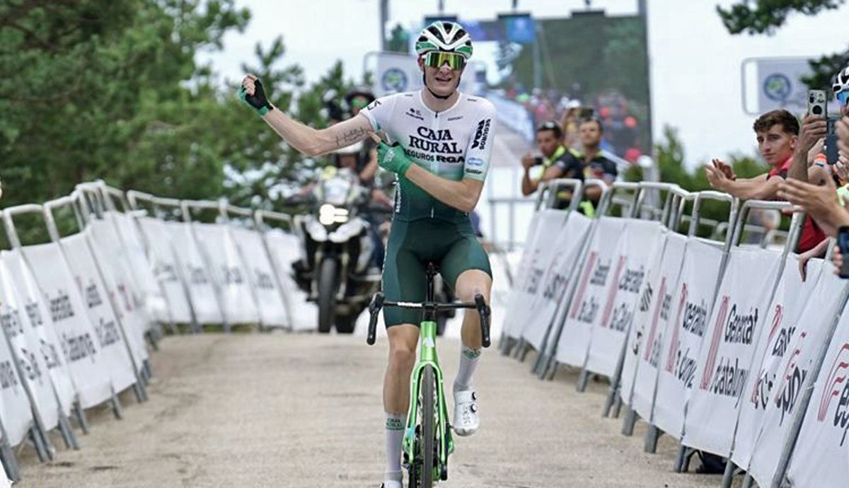 Abel Balderstone celebrando su victoria en la 1ª Clásica Terres de l´Ebre