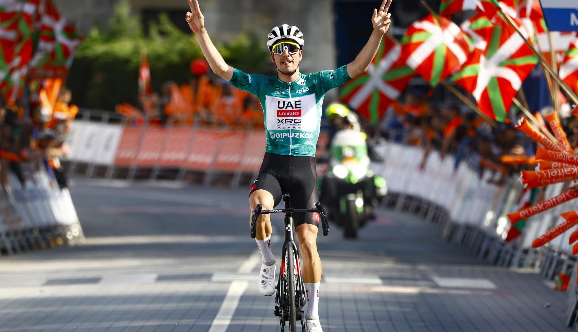 Joao Almeida, victoria y liderato en la Itzulia
