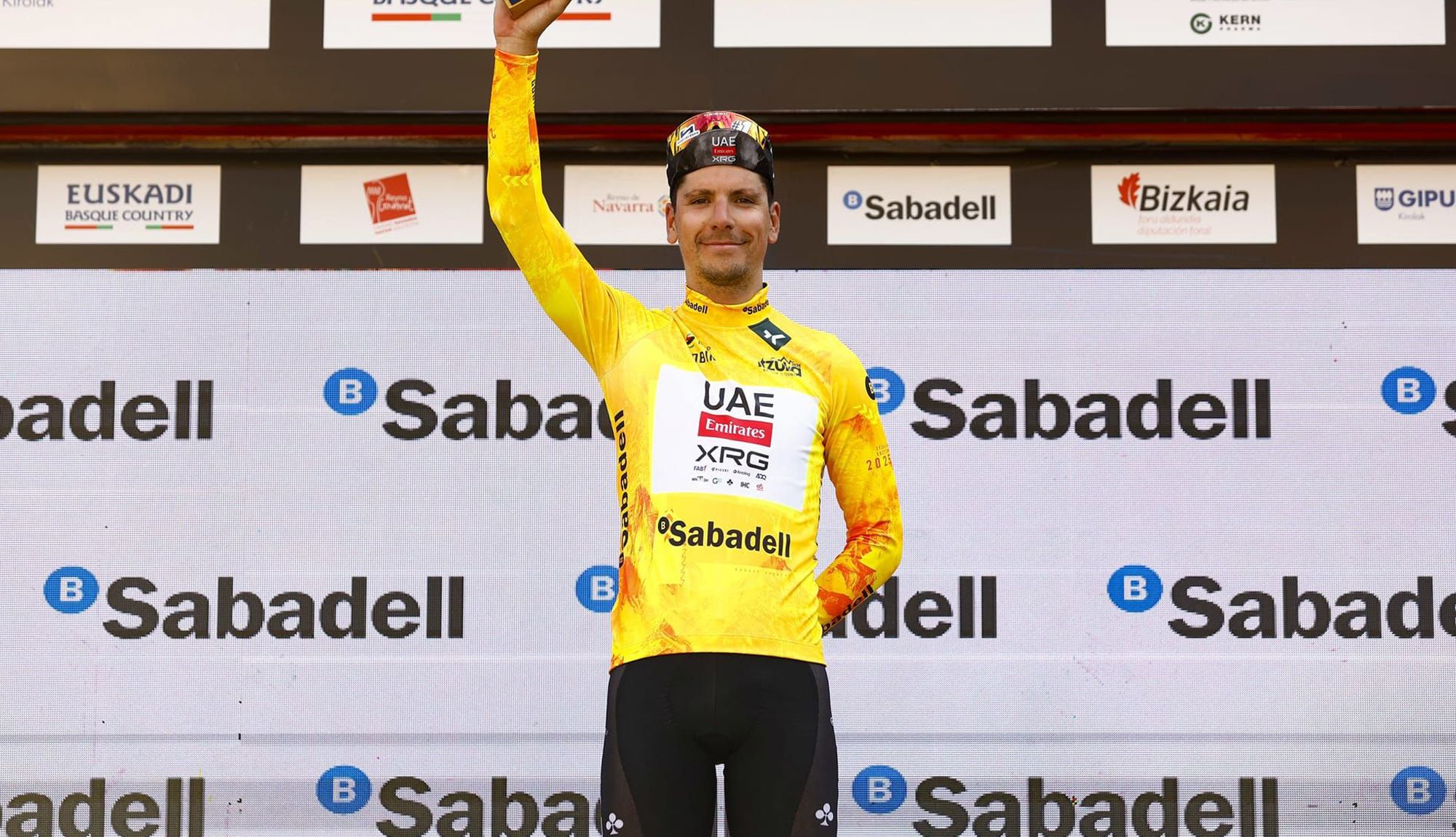 Joao Almeida, vistiendo el maillot amarillo como nuevo líder de la Itzulia