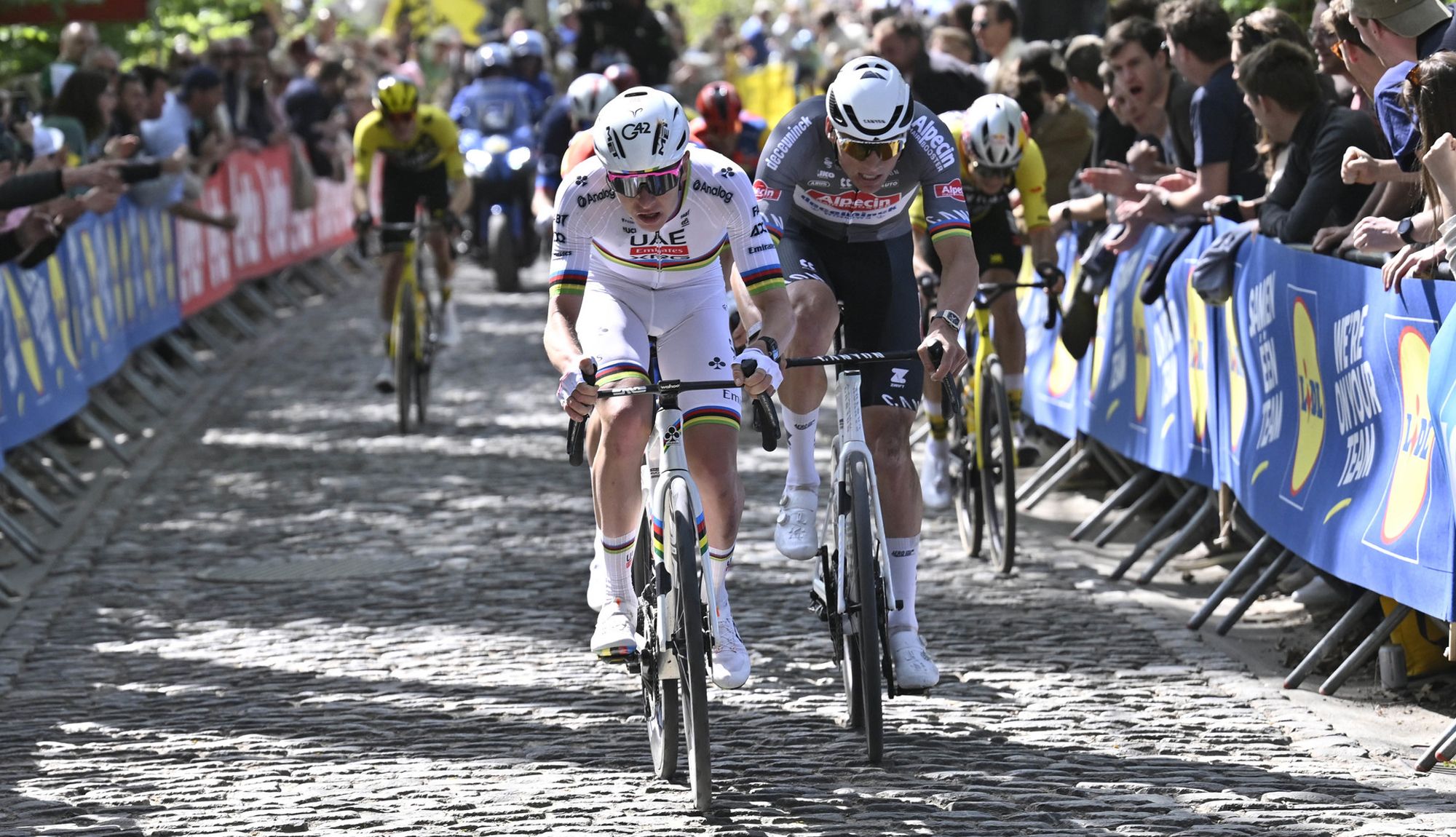 Pogacar y Van der Poel pasando por uno de los sectores adoquinados del Tour de Flandes del pasado domingo