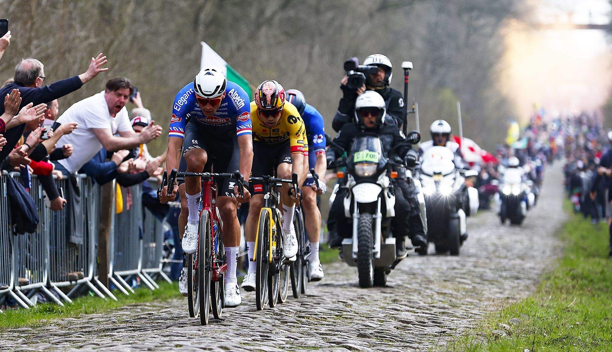 Como ver gratis la Paris-Roubaix con el duelo Van der Poel-Pogacar