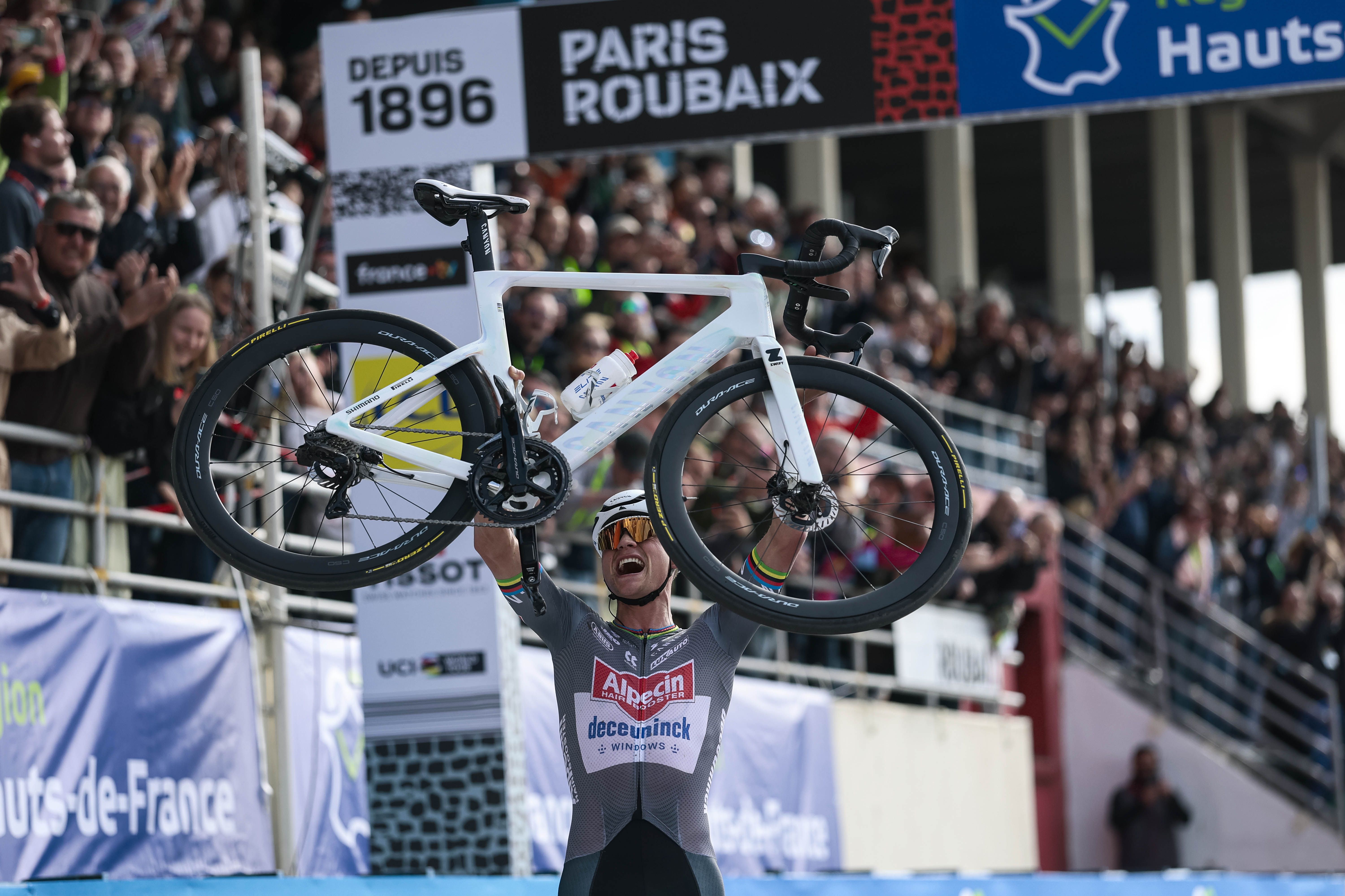 "Three-peat" de Mathieu van der Poel en la París - Roubaix.