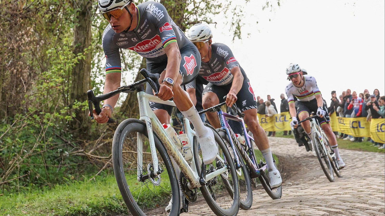 Van der Poel liderando la Paris Roubaix