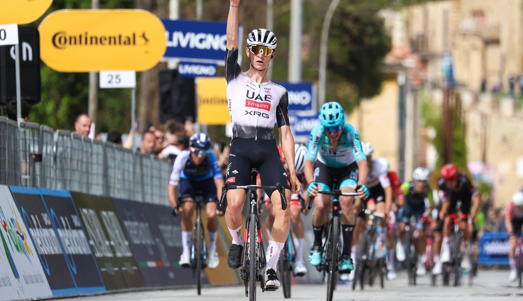 Alessandro Covi se luce en el explosivo final en Crecchio y es el primer líder del Giro de los Abruzos