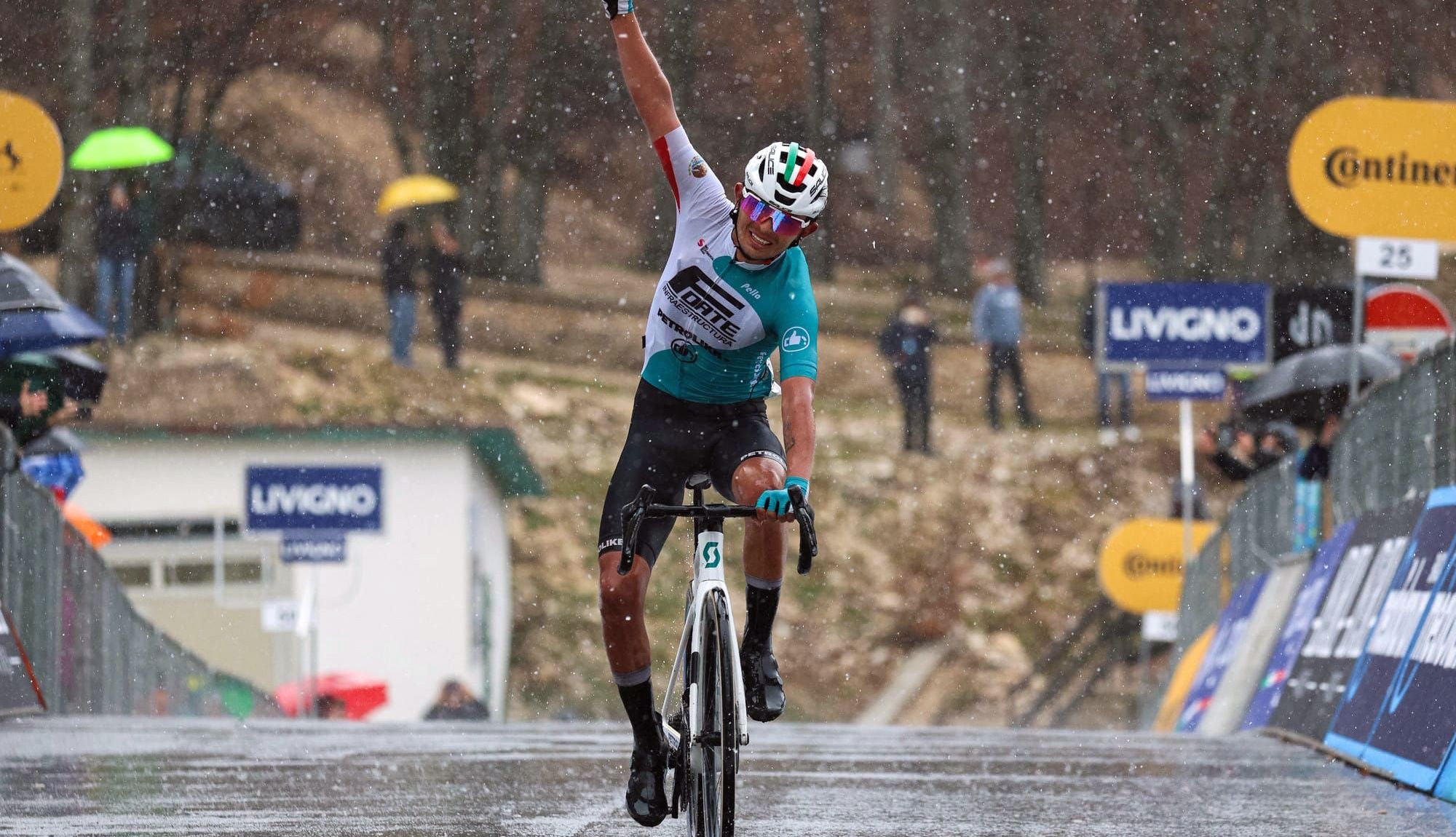 Edison Callejas sorprende bajo la lluvia en Los Abruzos;  Zimmermann, nuevo líder
