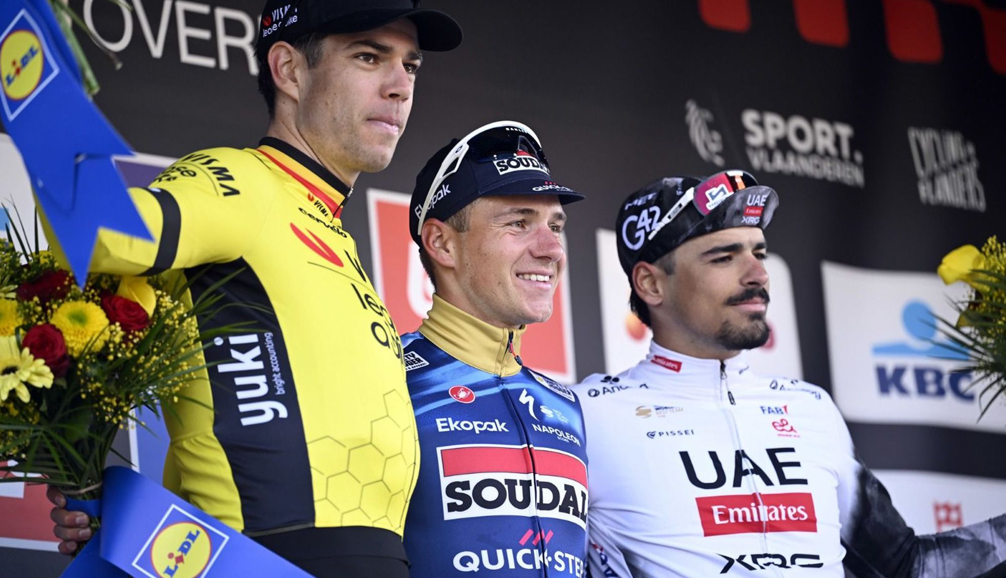 Remco Evenepoel, en el podio de la Flecha Brabanzona junto a Van Aert y Morgado