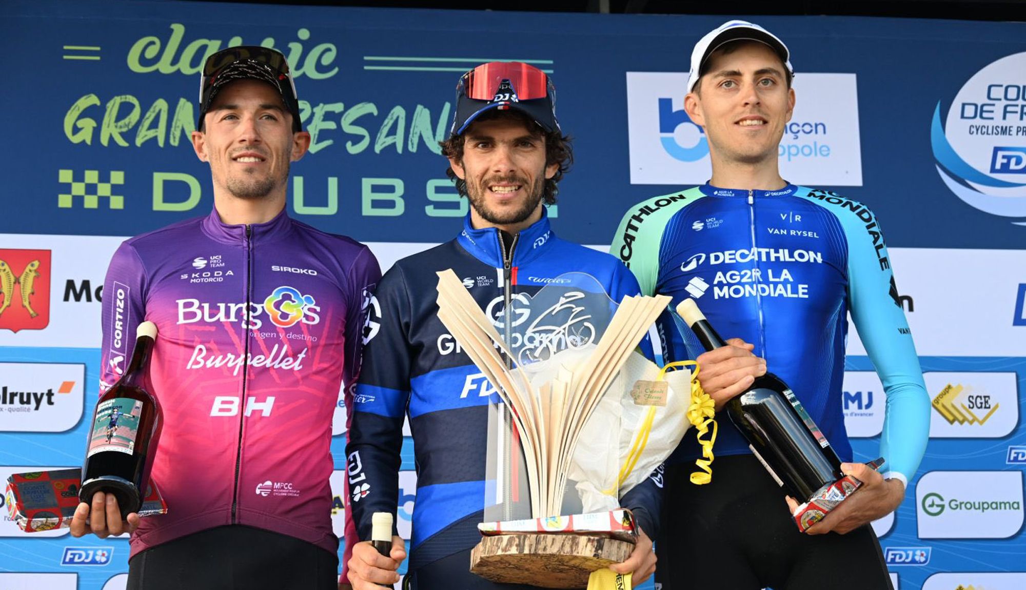 Podio de la Classic Grand Besançon Doubs, con Guillaume Martin, José Manuel Díaz Gallego y Clément Berthet