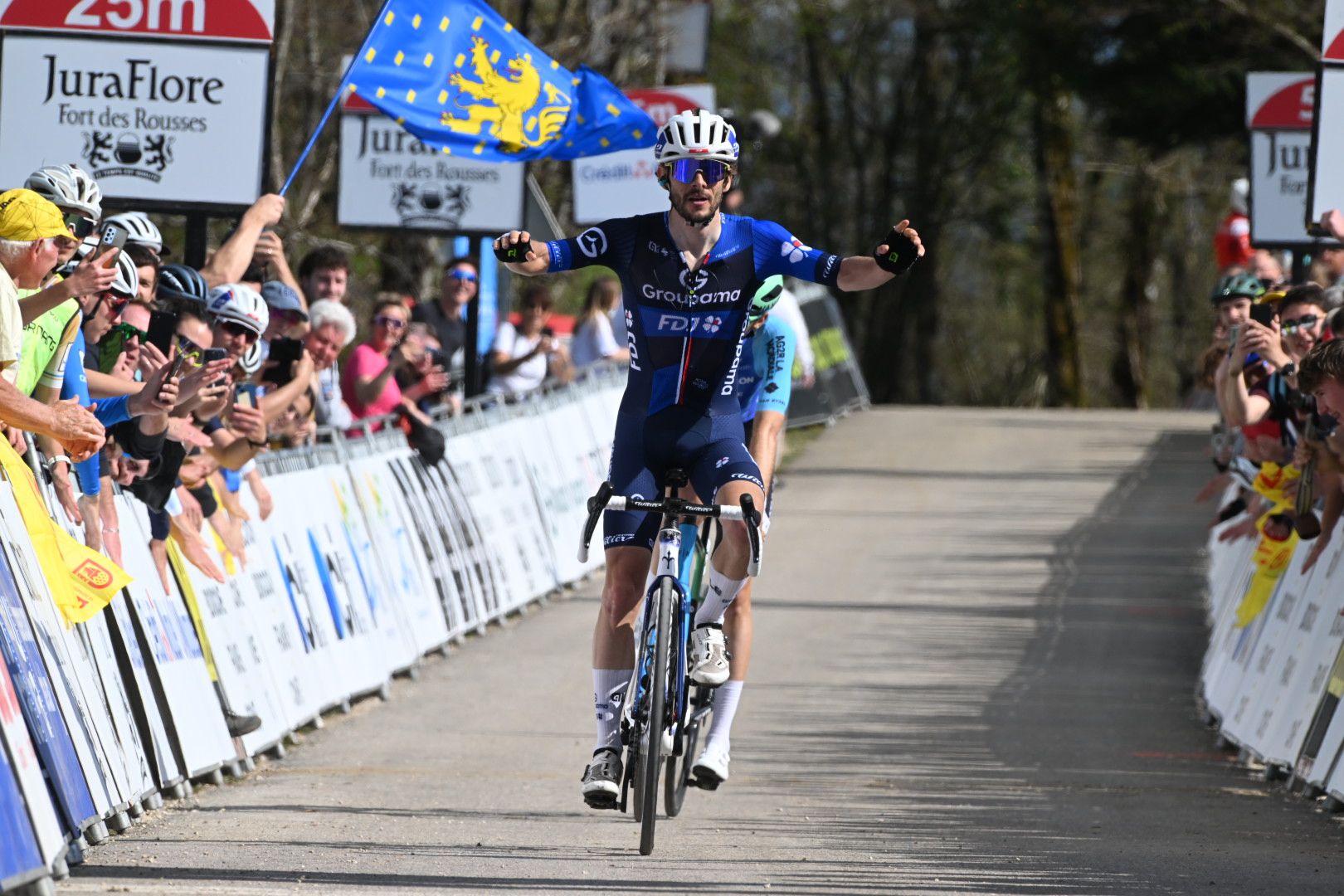 Guillaume Martin resistió, atacó y conquistó el Tour du Jura en un final ajustado ante Berthet .