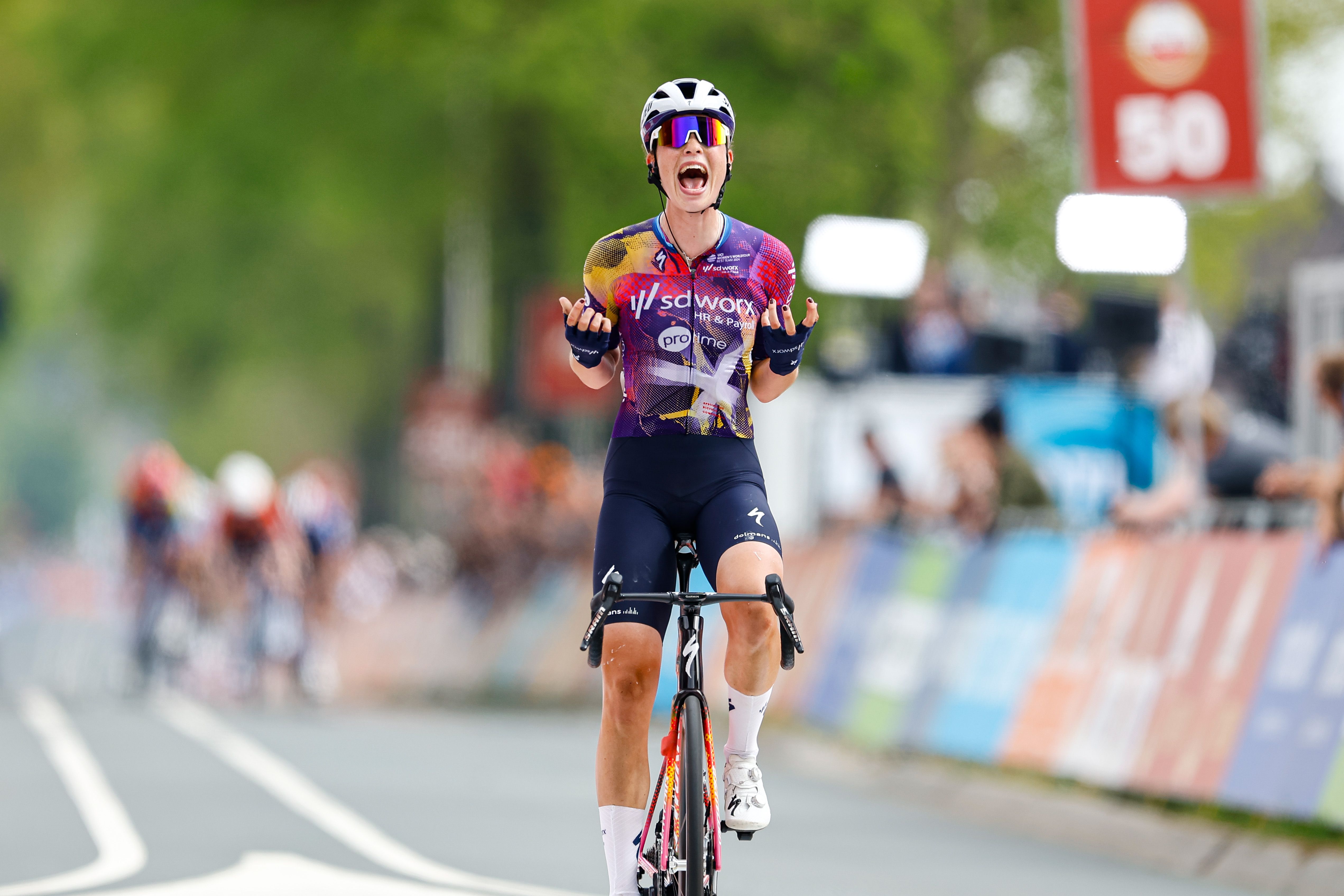 Mischa Bredewold levanta los brazos de la victoria en la Amstel Gold Race Femenina.