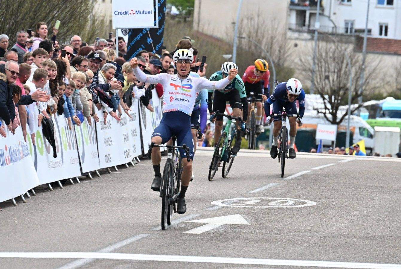 Mattéo Vercher vuela hacia la victoria en el Tour du Doubs e Iván Cobo termina tercero. Mattéo Vercher vuela hacia la victoria en el Tour du Doubs e Iván Cobo termina tercero.