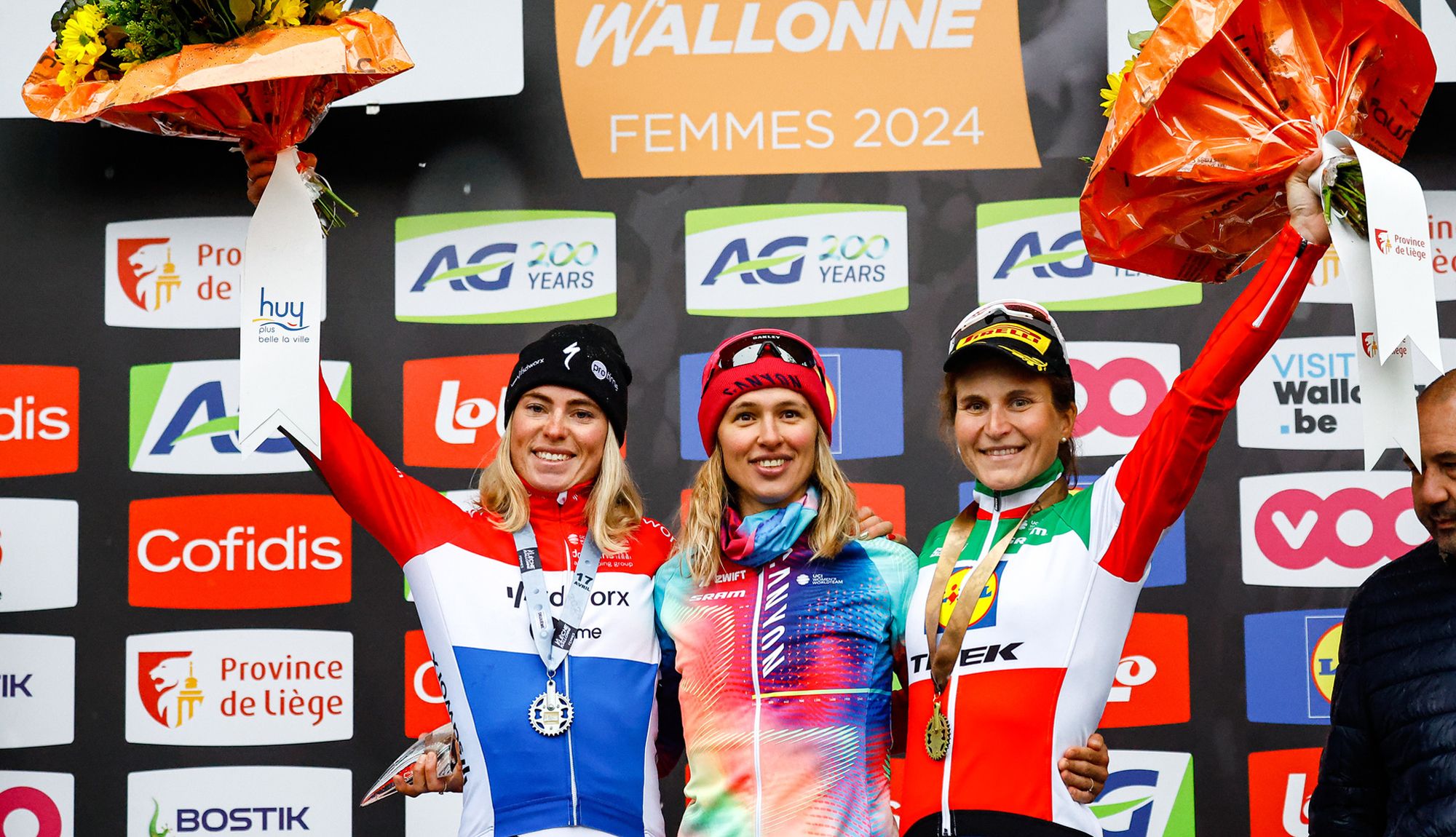 Podio de la Flecha Valona 2024, con Katarzyna Niewiadoma, Demi Vollering y Elisa Longo Borghini