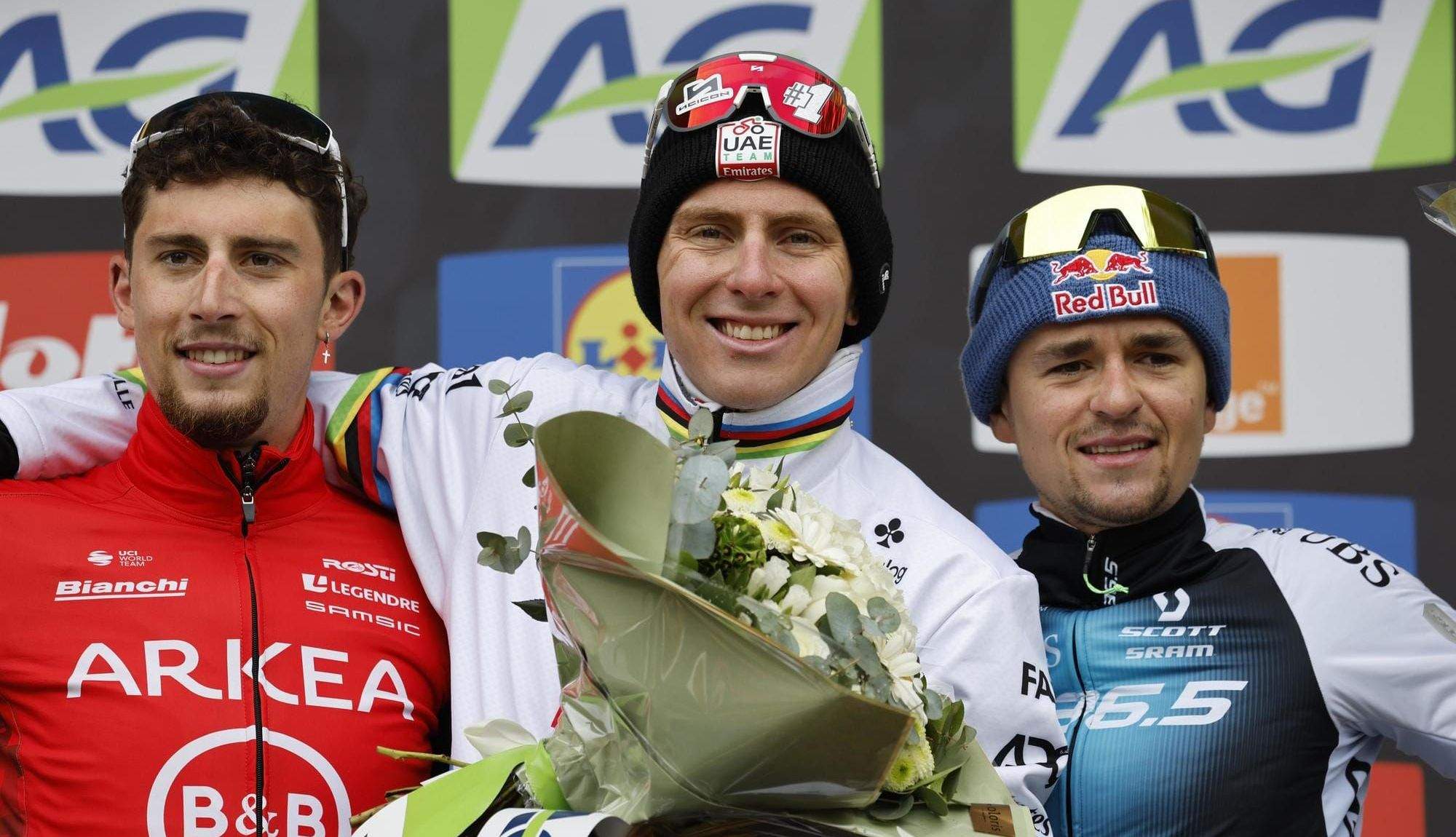 Tadej Pogacar, en el podio de la Flecha Valona junto a Kevin Vauquelin y Tom Pidcock