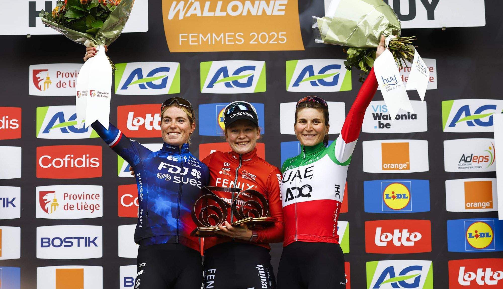 Podio de la Flecha Valona 2025, con Pieterse, Vollering y Longo Borghini