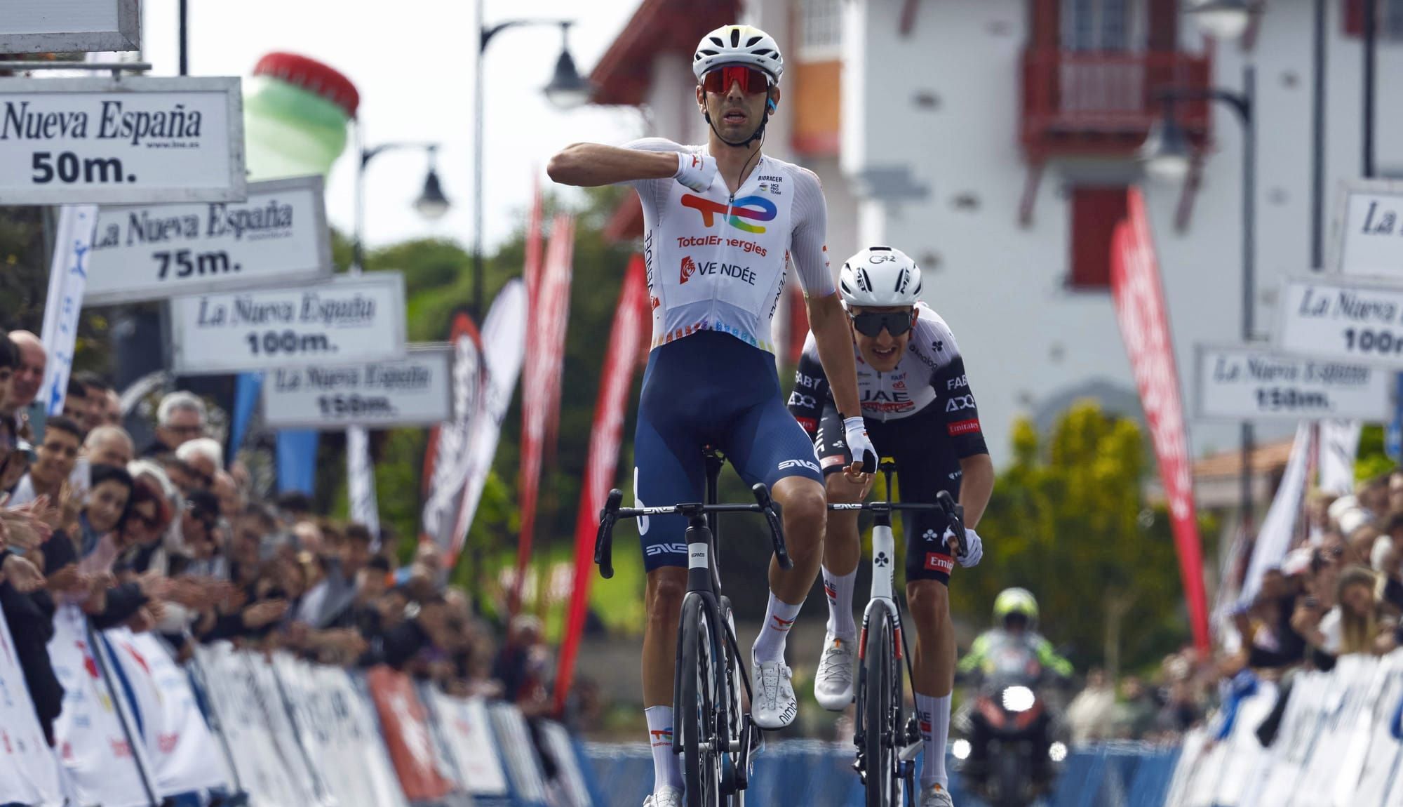 Steff Cras supera a Marc Soler en Llanes y es el primer líder de la Vuelta a Asturias