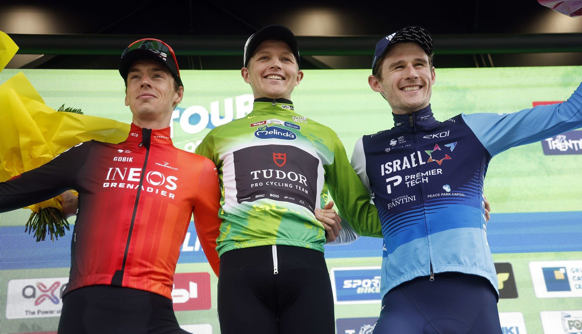 Podio del Tour de los Alpes, con Storer, Arensman y Gee