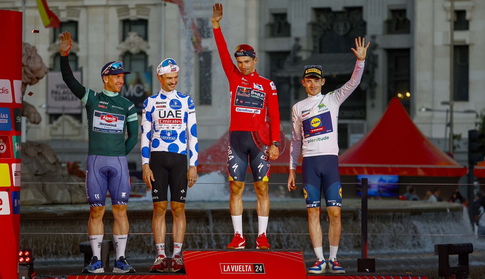 Podio de La Vuelta 2024, con los ganadores en las distintas clasificaciones