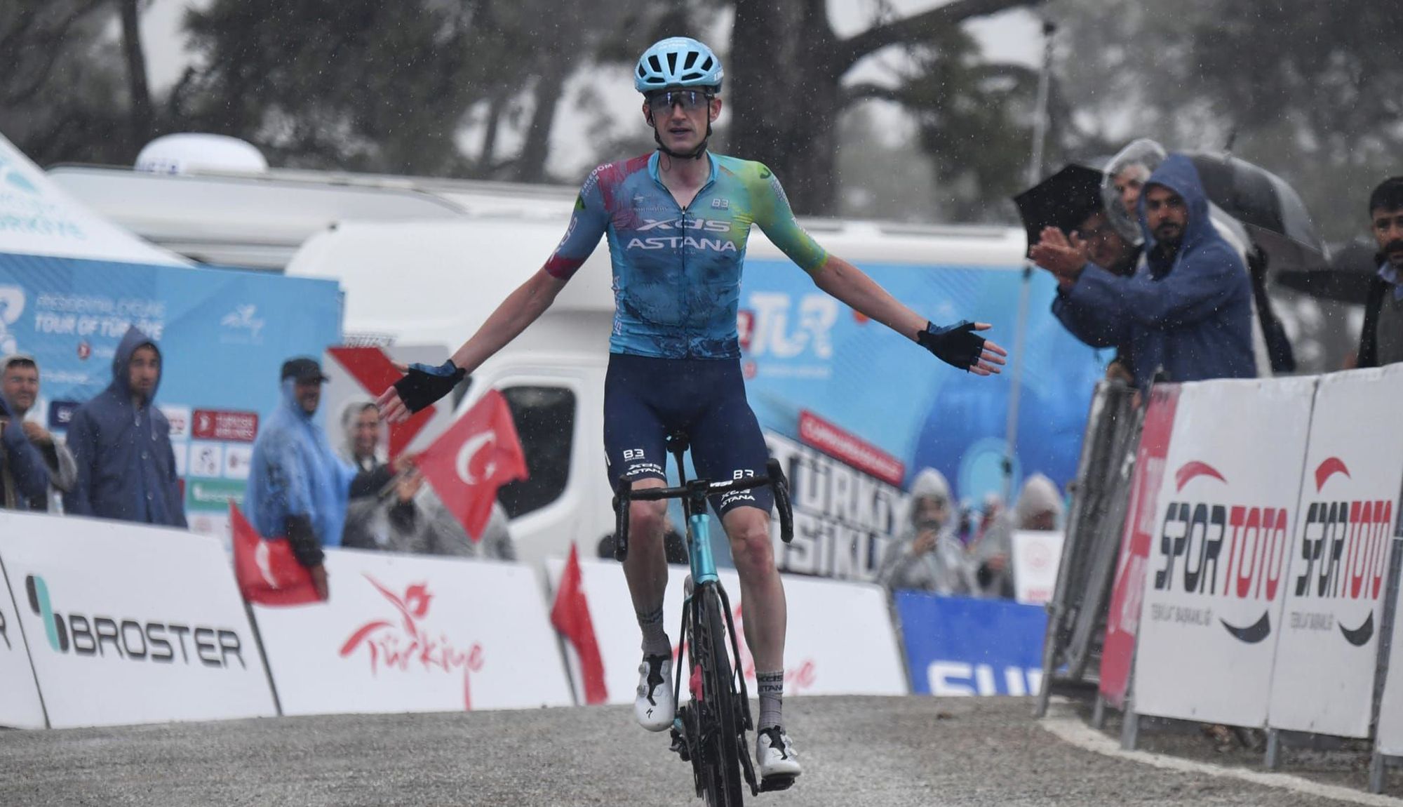 Wout Poels, victoria y liderato en Turquía. 