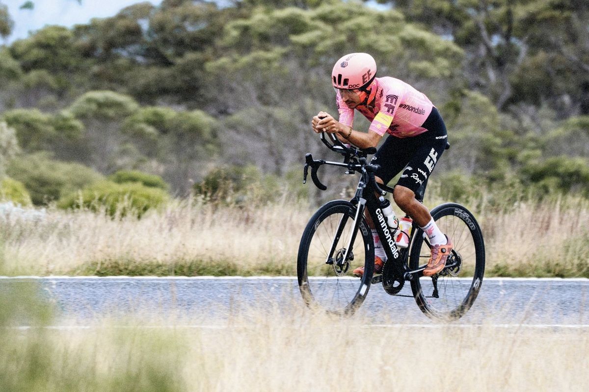 Lachlan Morton recorriendo Australia sobre una Cannondale Synapse prototipo 
