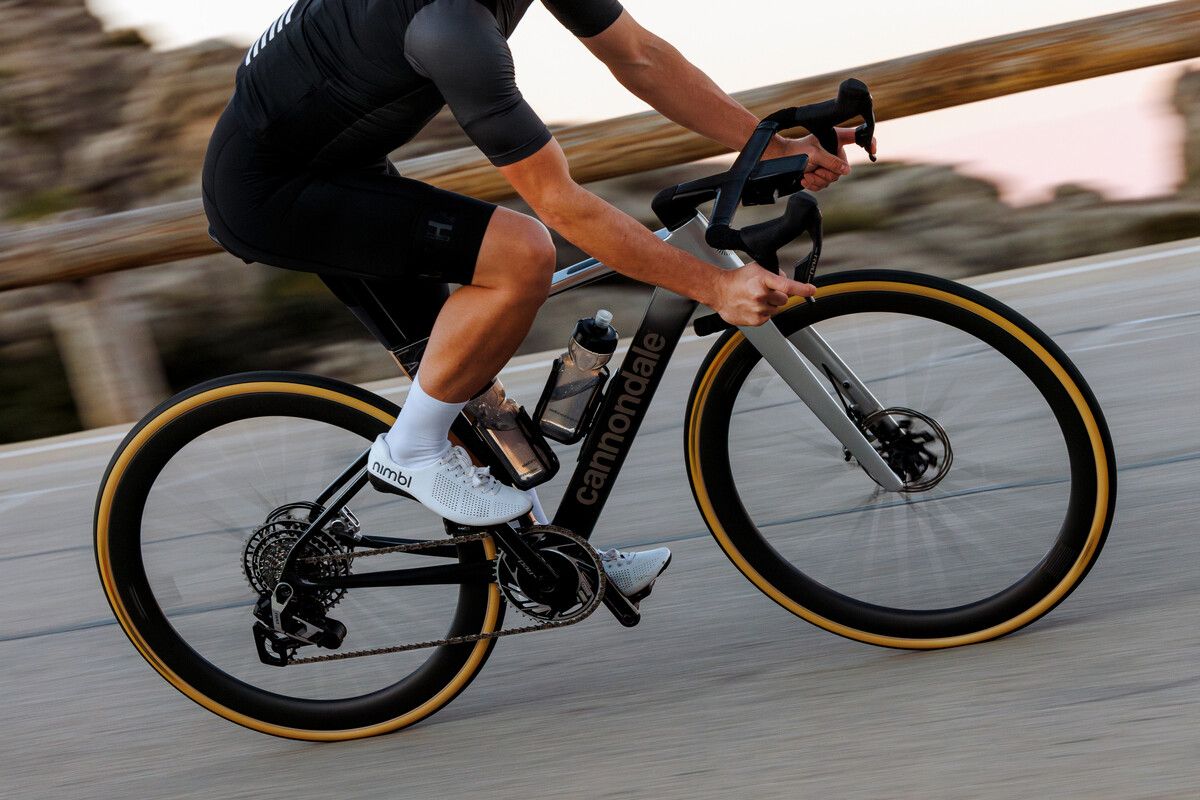 La Cannondale Synapse cuenta con discretas fijaciones para una bolsa en el tubo superior y guardabarros. 