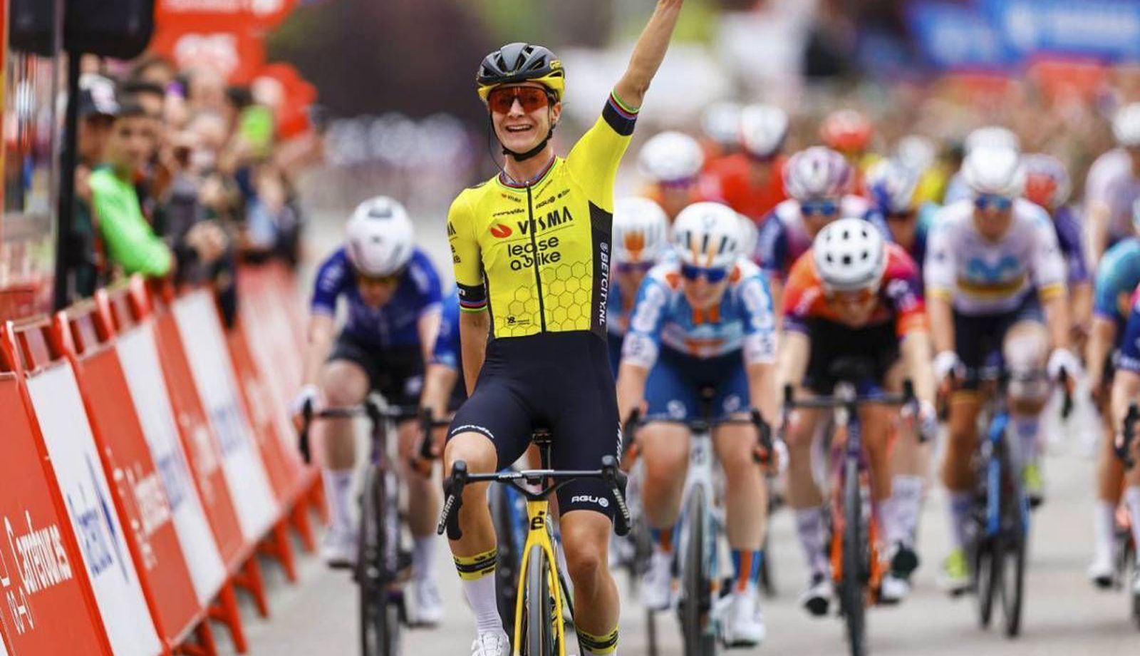 Marianne Vos celebrando una de sus victorias en La Vuelta femenina 2024
