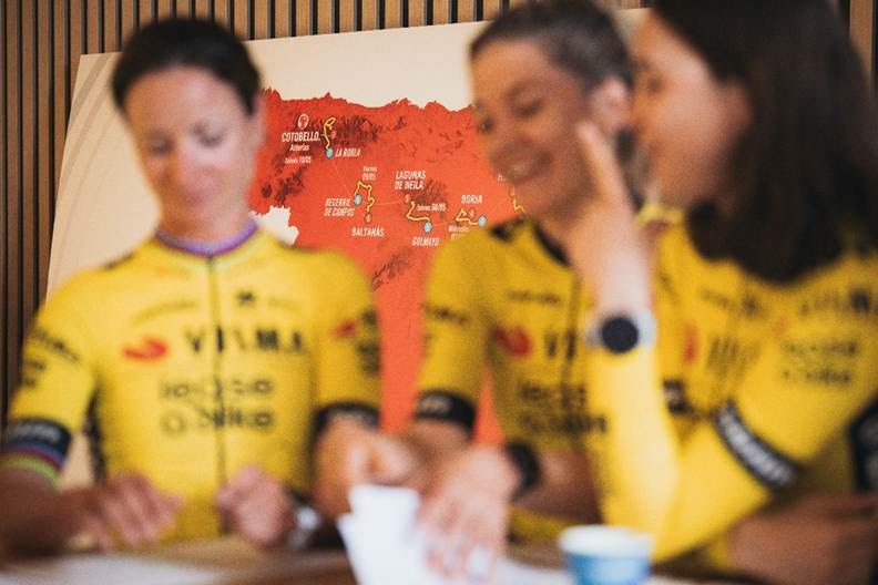 La Vuelta Femenina 25 by Carrefour calienta motores y se viste de gala para el pistoletazo de salida