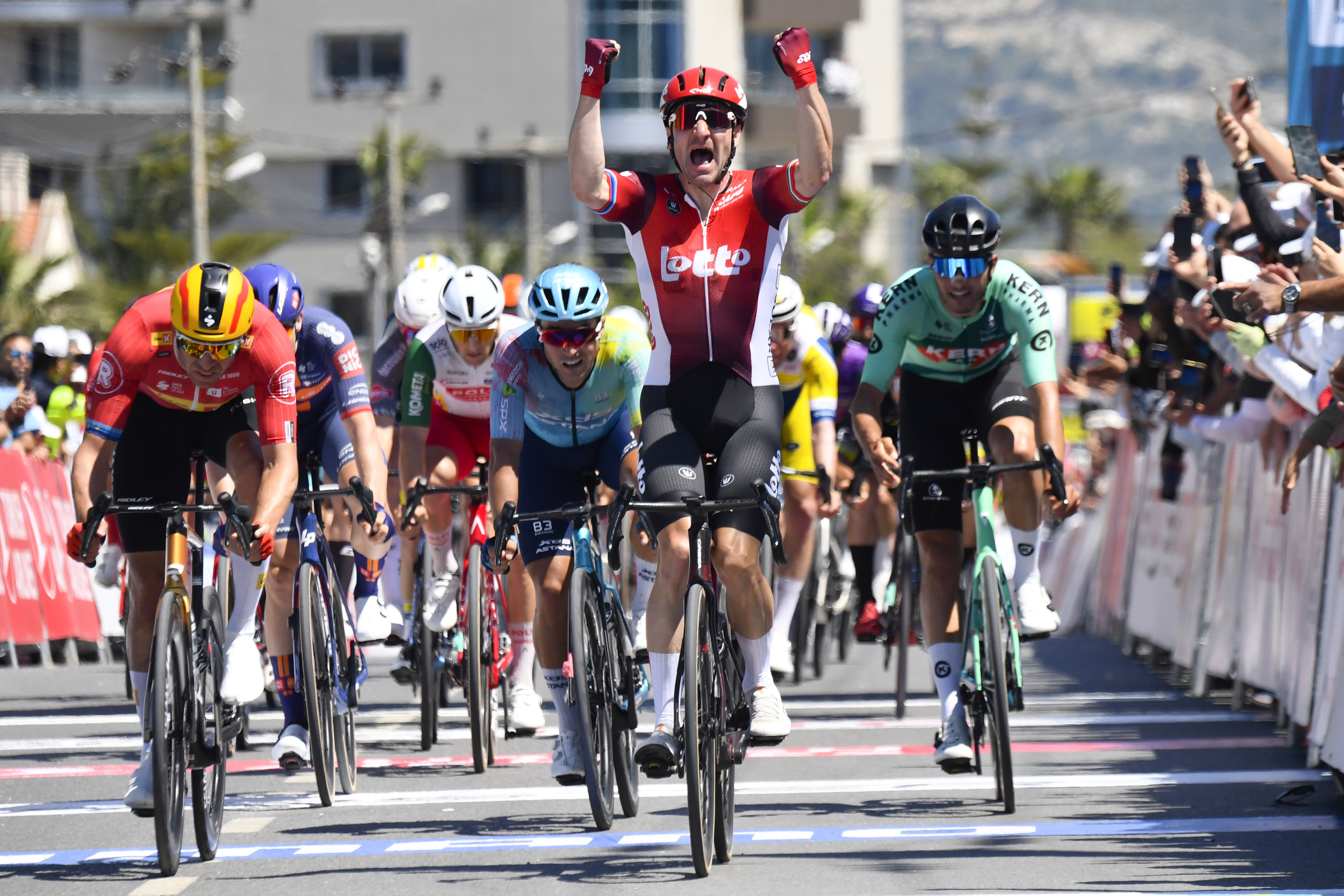 Elia Viviani esquiva el caos y se apunta su primer triunfo de la temporada en Çesme.