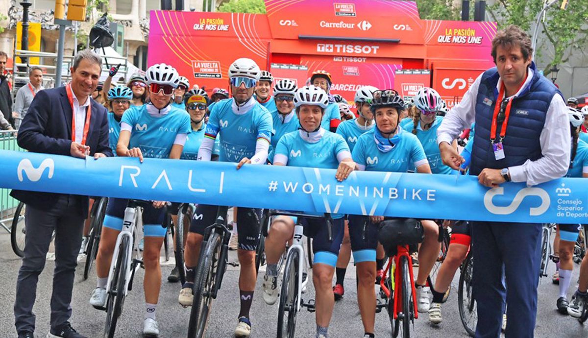 Women In Bike brilla en el inicio de La Vuelta Femenina en Barcelona