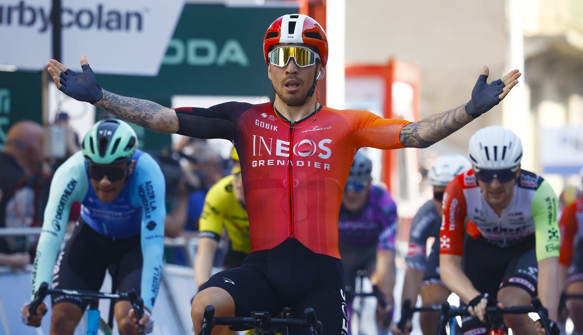 Caleb Ewan celebrando su reciente victoria en la Itzulia, su última como profesional