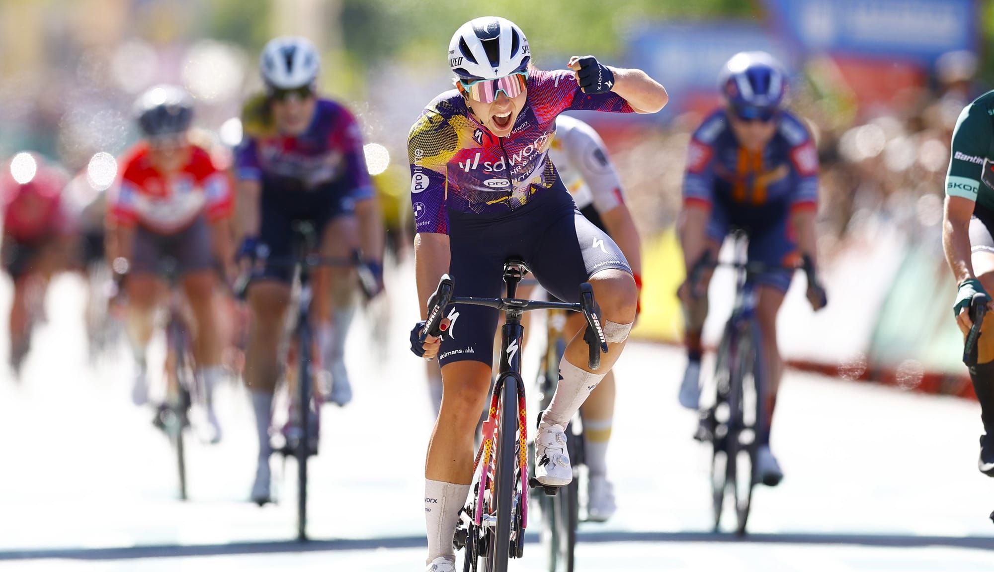 Femke Gerritse gana en Huesca y se viste de rojo en La Vuelta