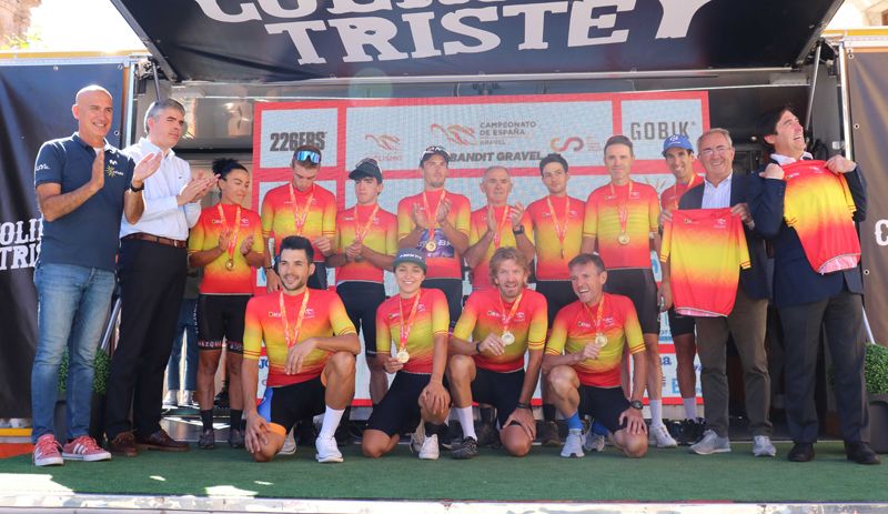 Foto de familia con todos los ganadores en la primera edición del Campeonato de España de Gravel Foto de familia con todos los ganadores en la primera edición del Campeonato de España de Gravel