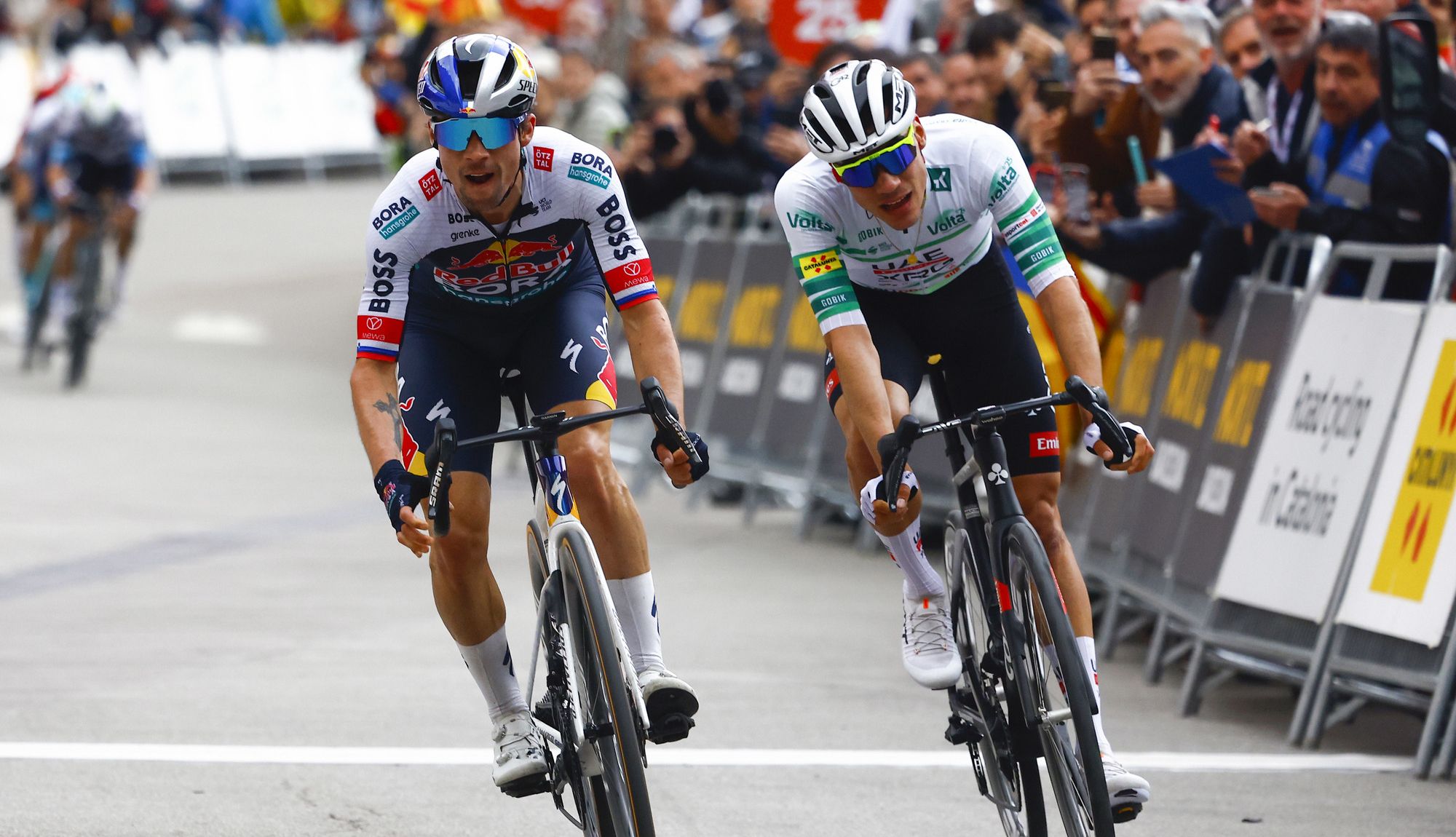 Primoz Roglic y Juan Ayuso, en una imagen de la pasada Volta a Catalunya, encabezan la nómina de favoritos en el Giro 2025