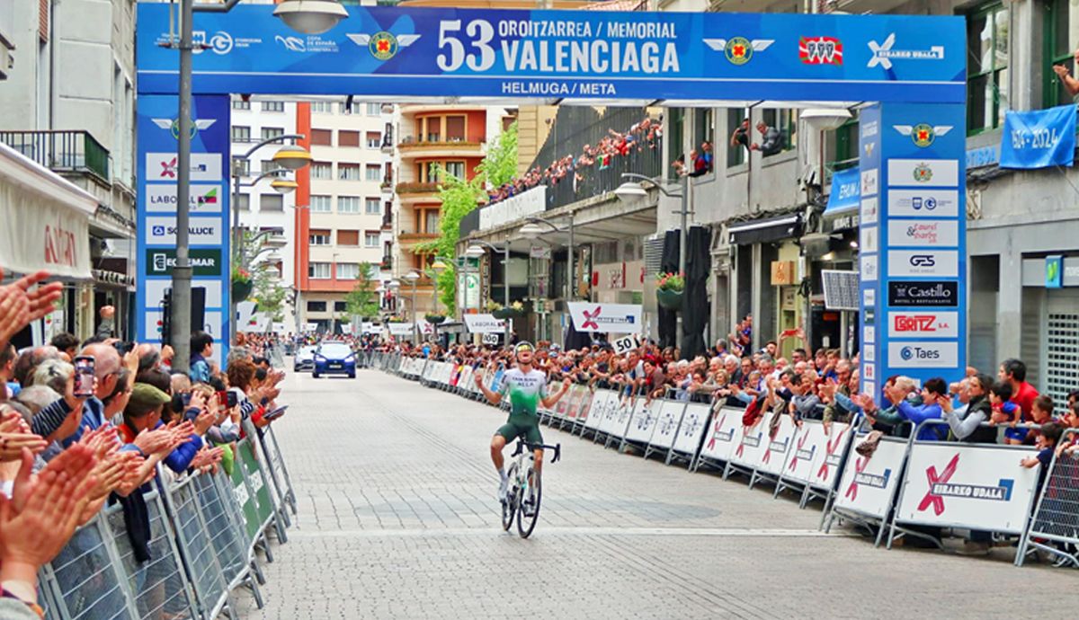 El británico Lucas Towers celebrando su victoria en el Memorial Valenciaga 2024