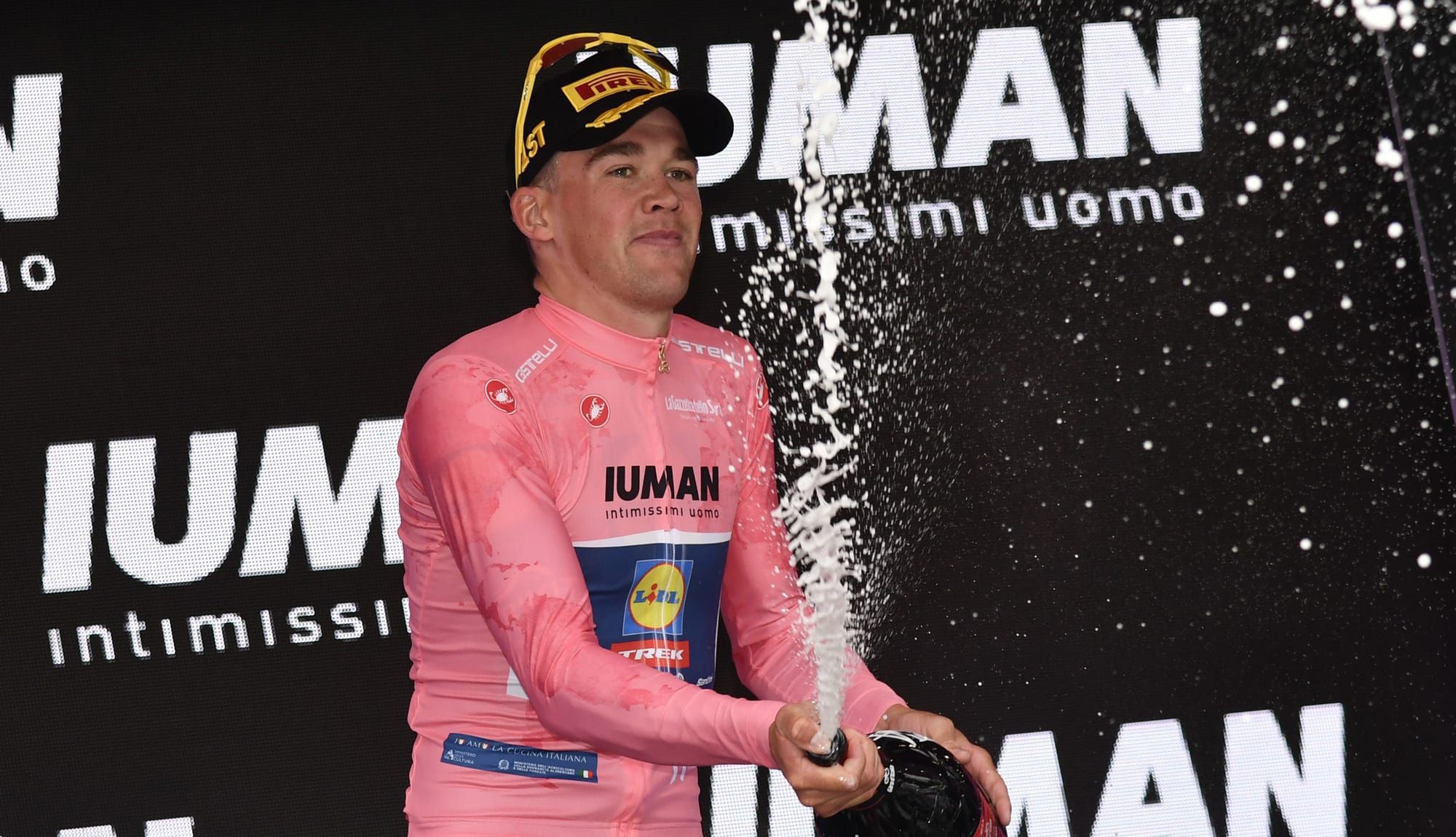 Mads Pedersen se ha enfundado la primera maglia rosa del Giro 2025
