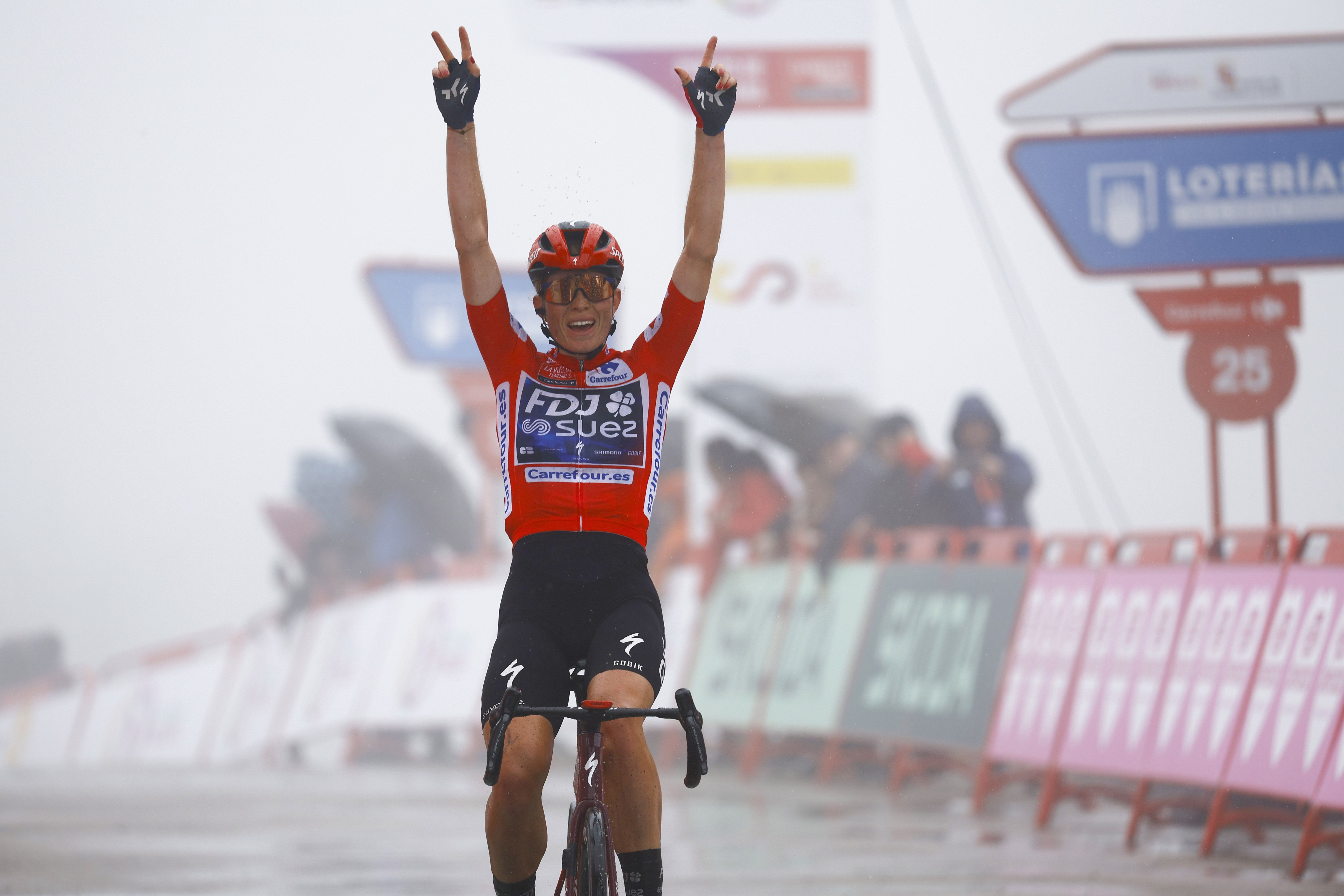 Demi Vollering completa su triunfo en La Vuelta Femenina 2025 poniendo el broche de oro en Cotobello.