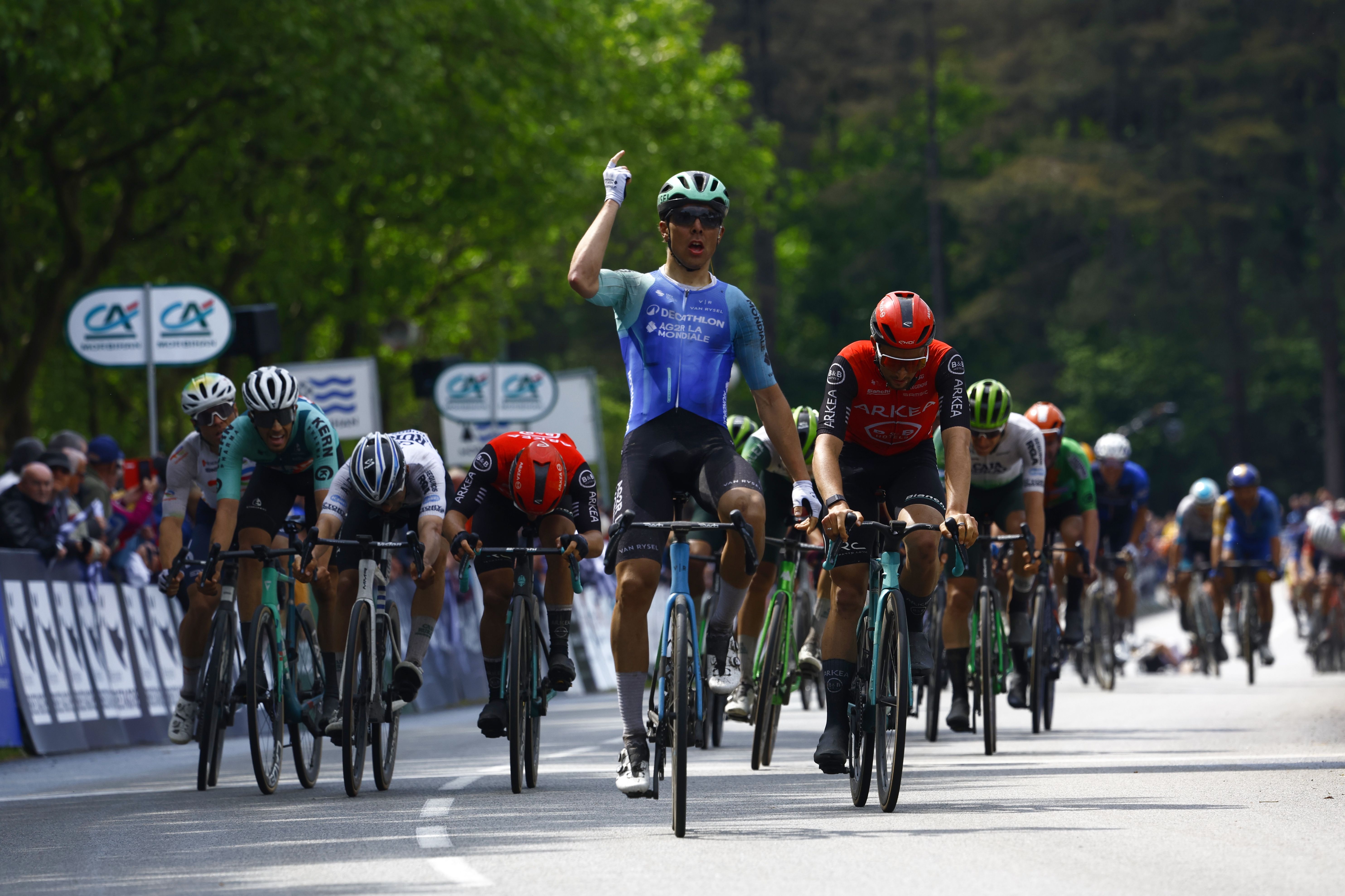 Benoit Cosnefroy inscribe su nombre en Plumelec y firma el triplete en el Gran Premio de Morbihan