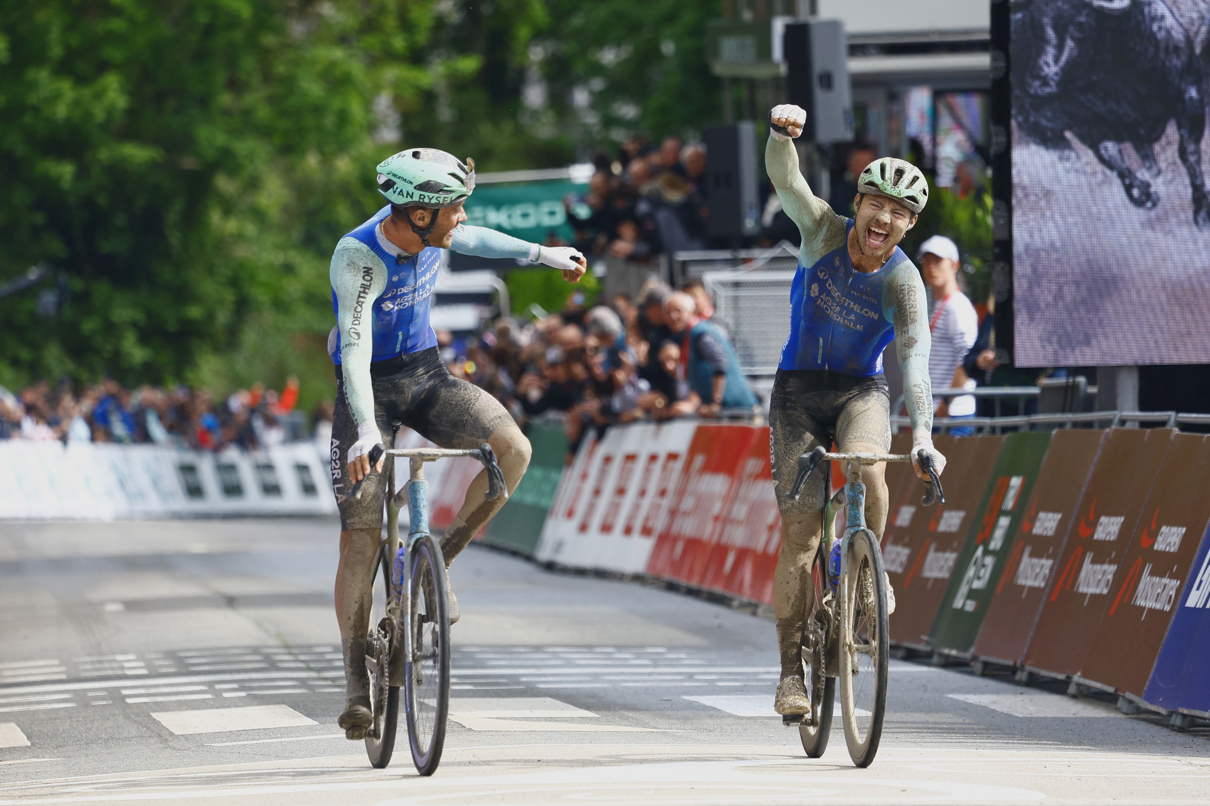 Bastien Tronchon levanta los brazos en el Tro Bro León con doblete incluido para Decathlon - AG2R.